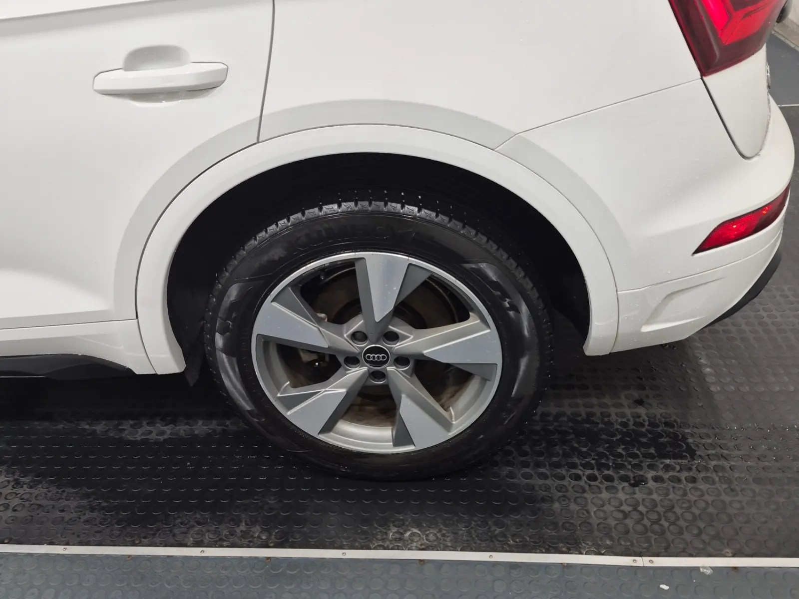 Left Rear Wheel/Tire Photo
