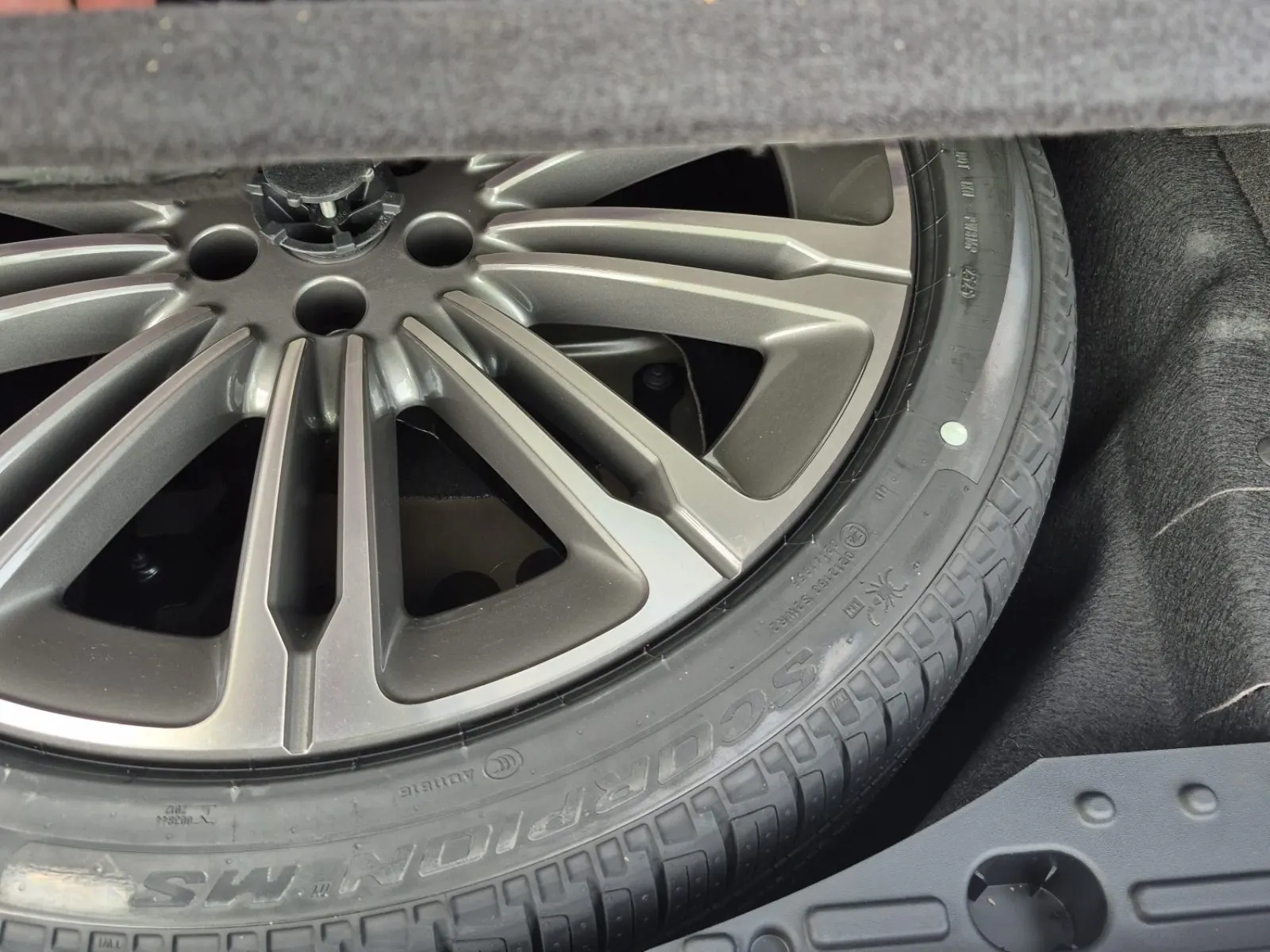 Spare Tire & Wheel Photo