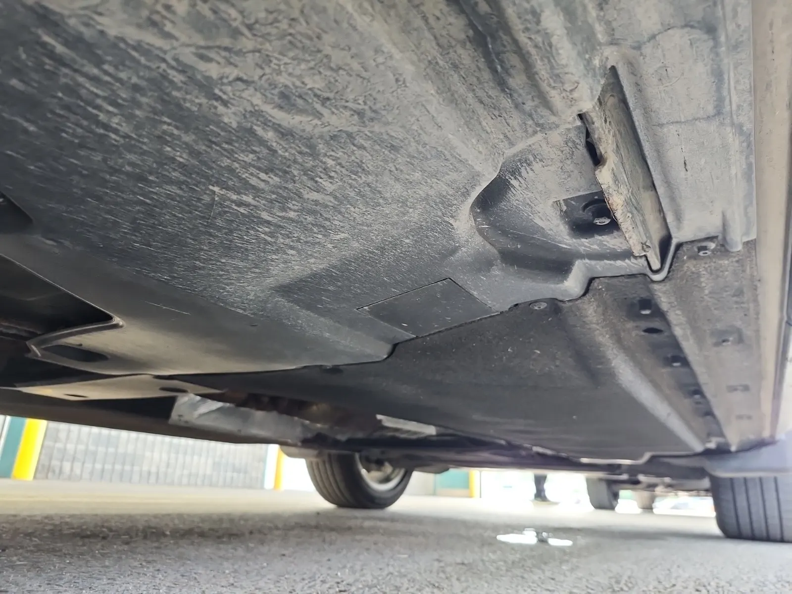 Undercarriage - Passenger Photo