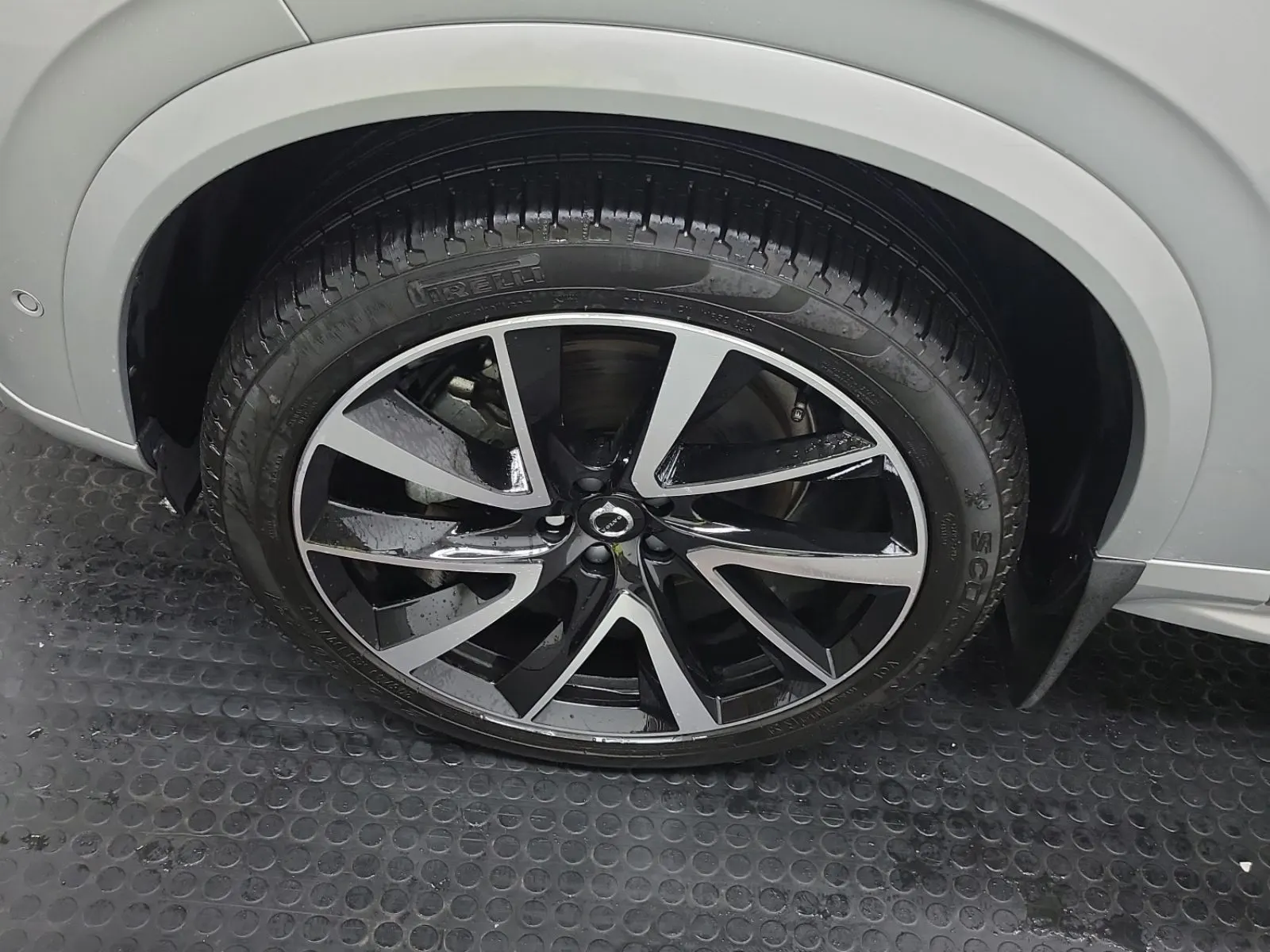Front driver wheel/tire photo