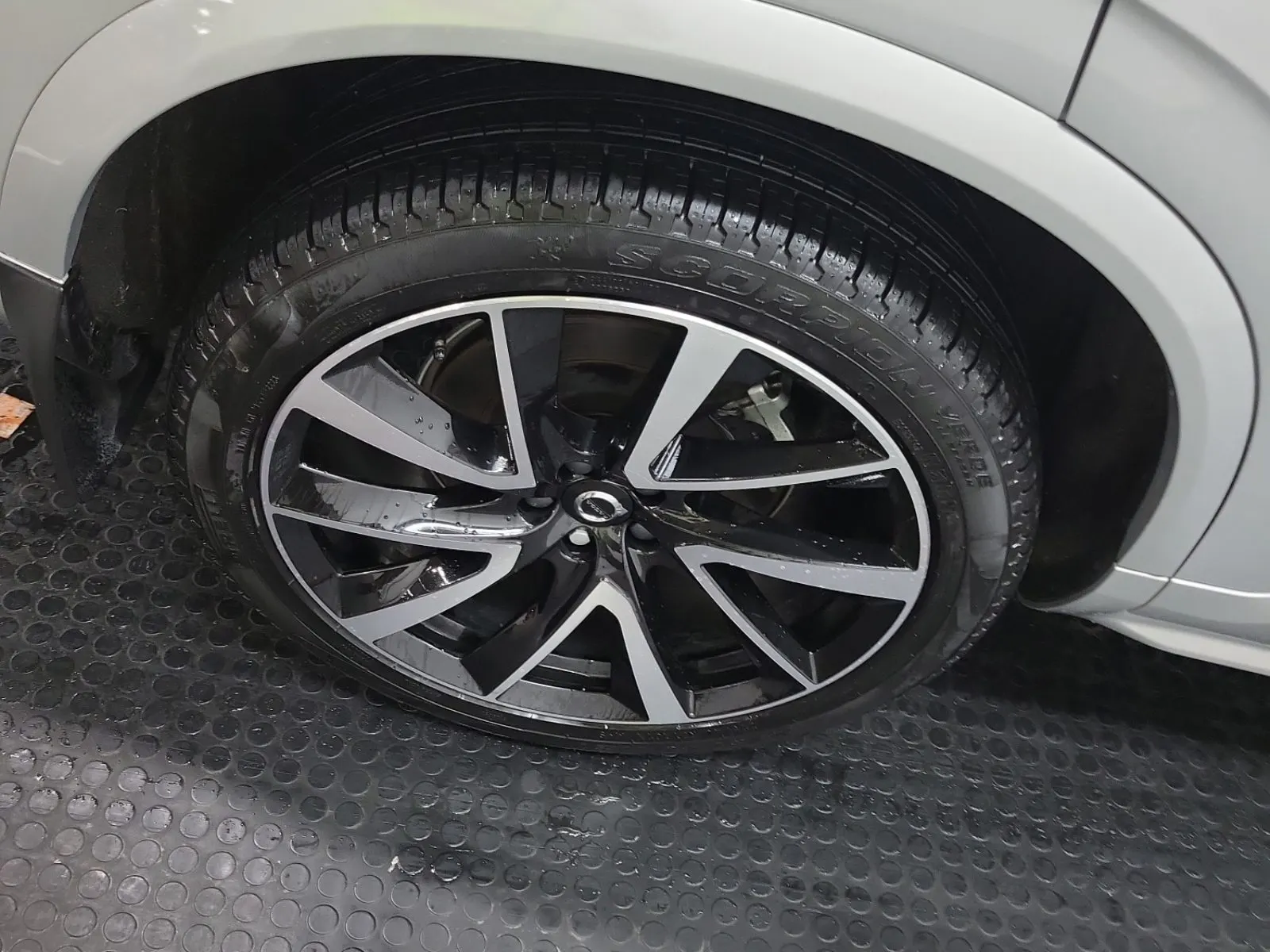 Right Rear Wheel/Tire Photo