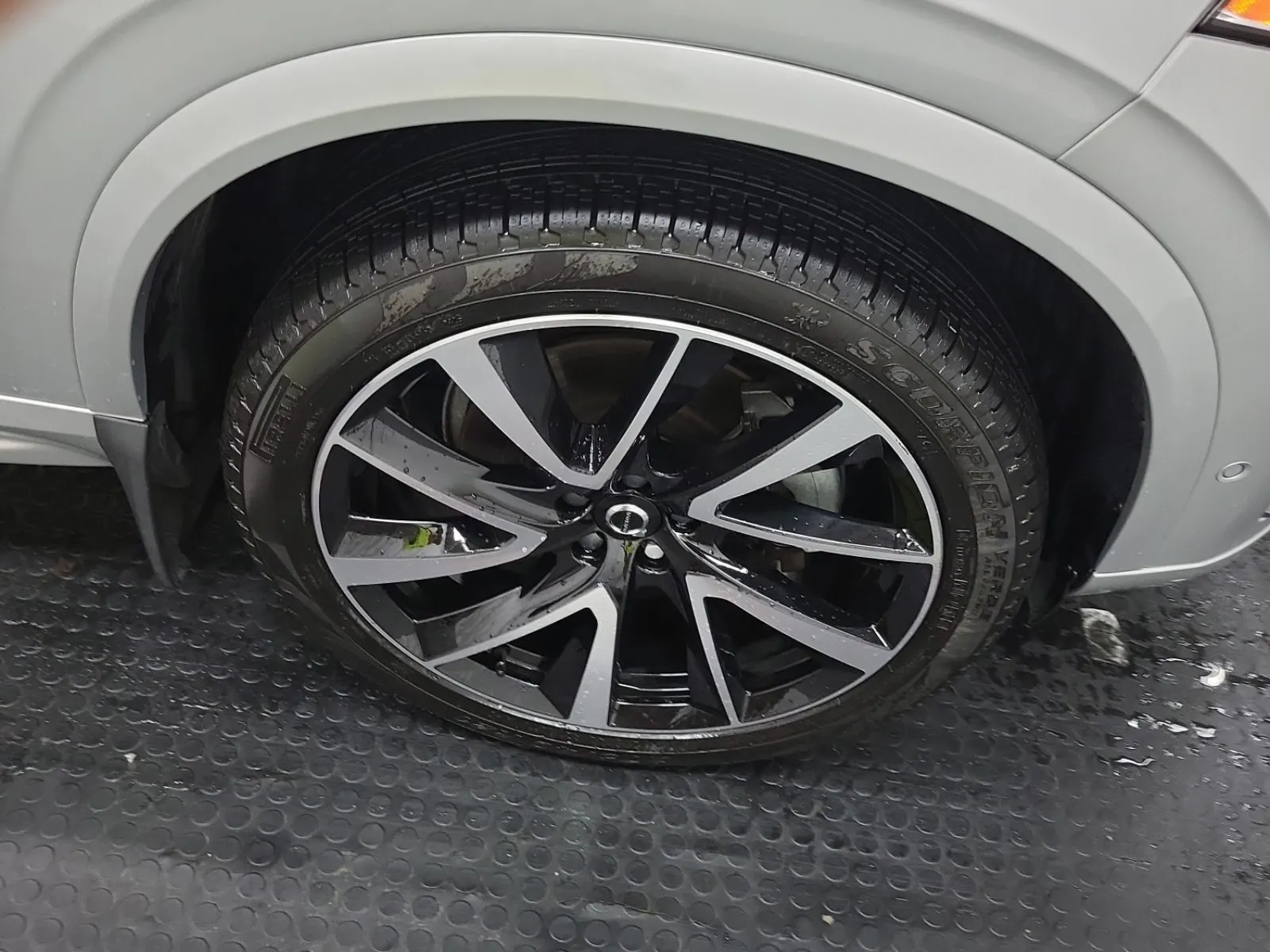 Right Front Wheel/Tire Photo