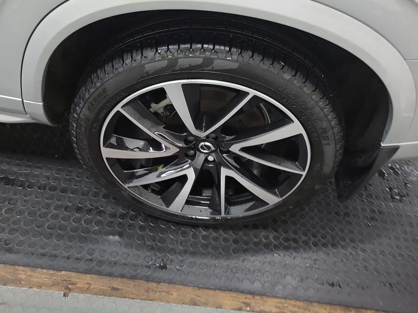 Left Rear Wheel/Tire Photo