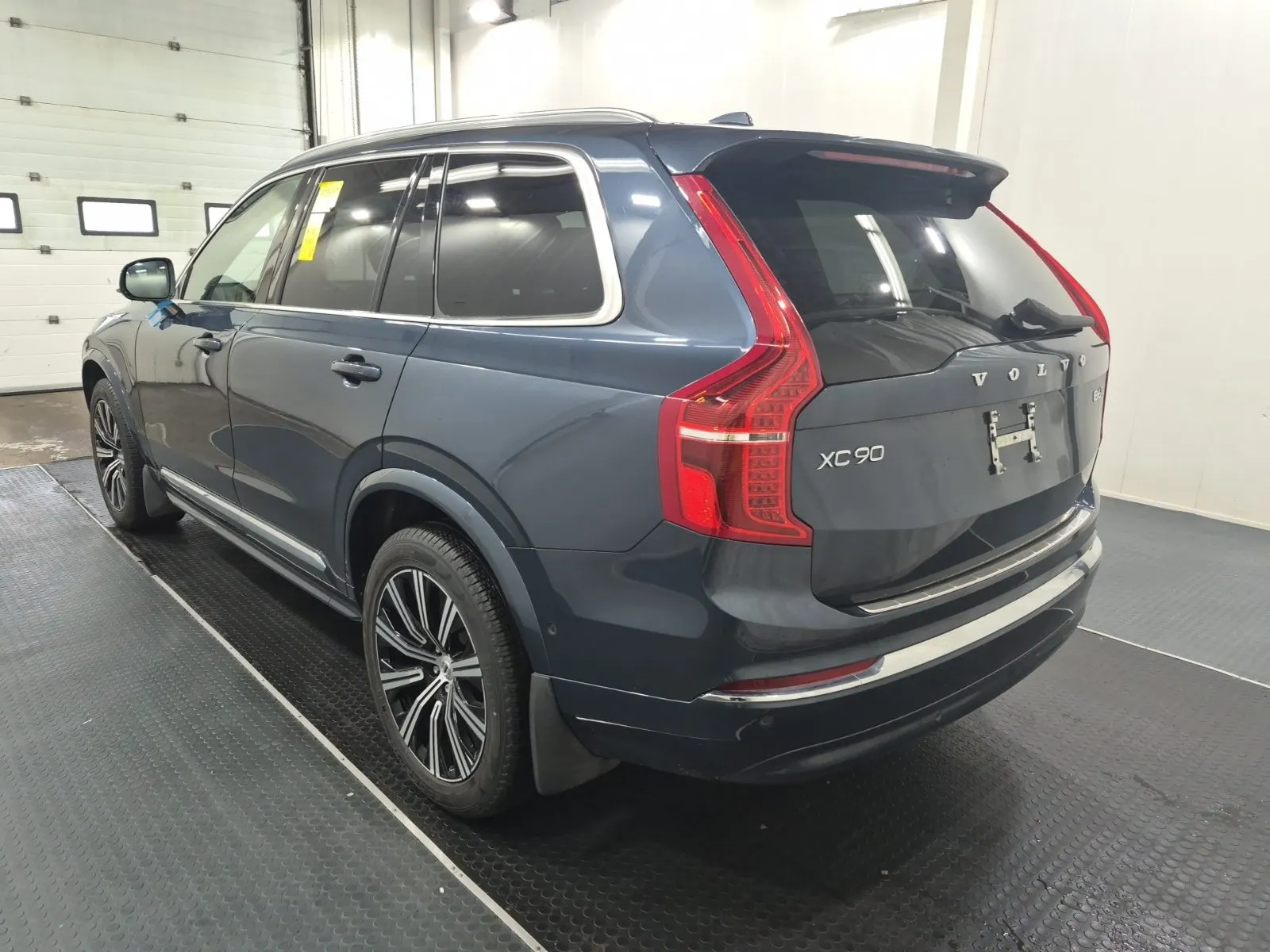 Driver Rear 3/4 Photo