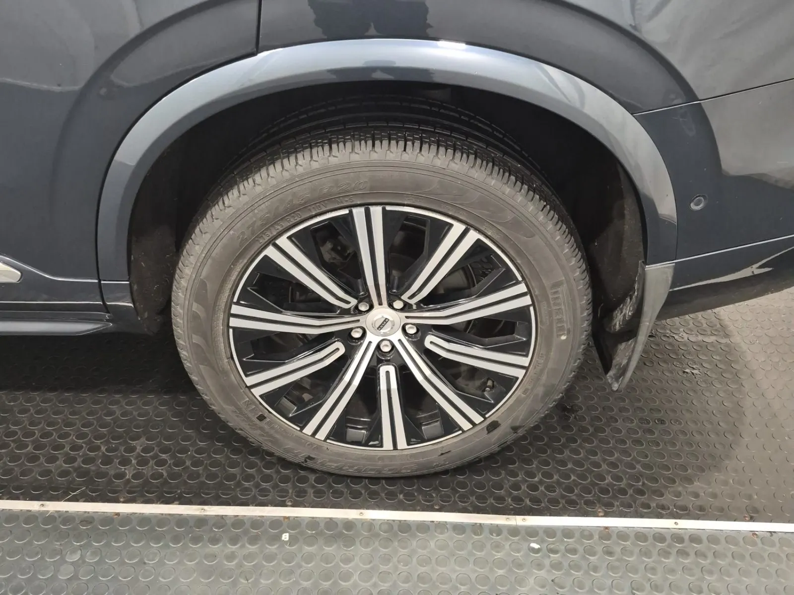 Left Rear Wheel/Tire Photo