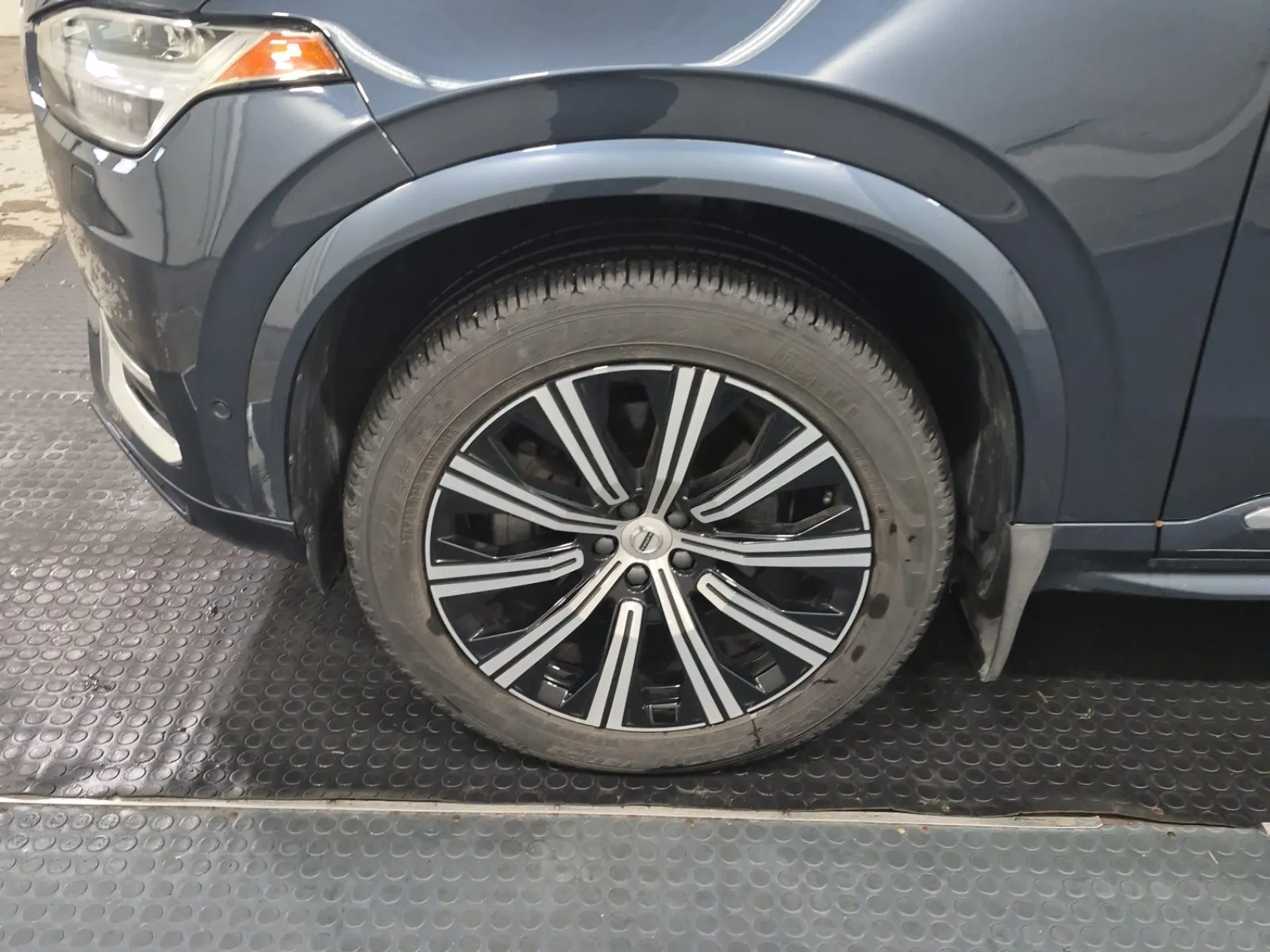 Front driver wheel/tire photo