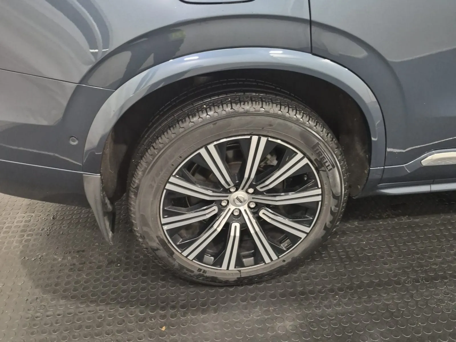 Right Rear Wheel/Tire Photo