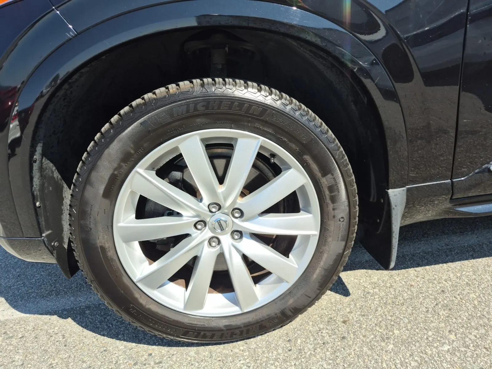 Front driver wheel/tire photo