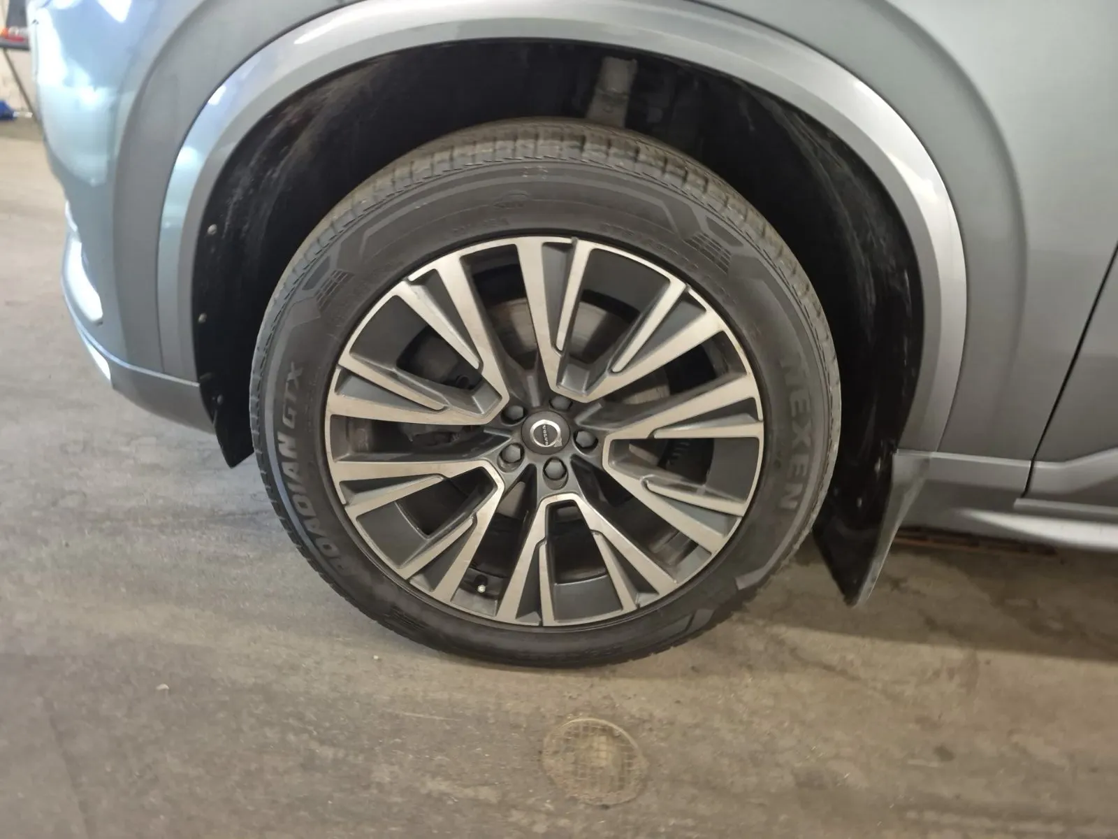 Front driver wheel/tire photo