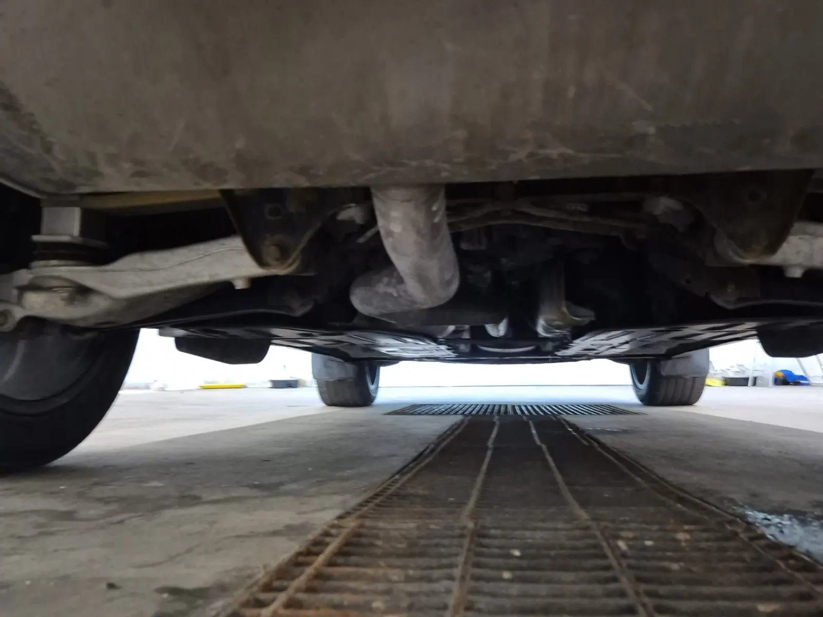 Undercarriage - Rear Photo