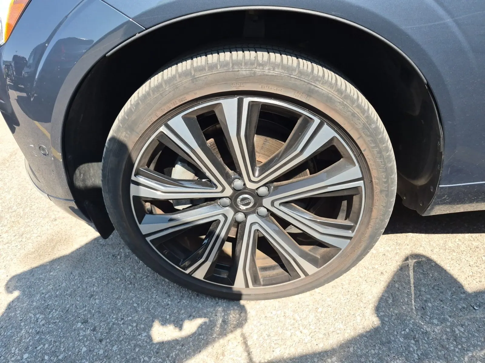Front driver wheel/tire photo