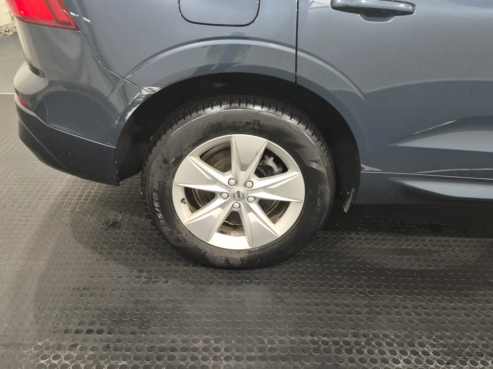 Right Rear Wheel/Tire Photo