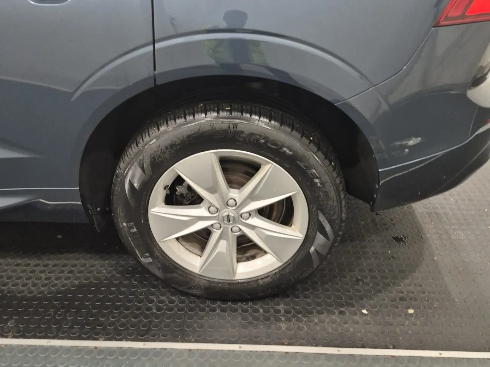 Left Rear Wheel/Tire Photo