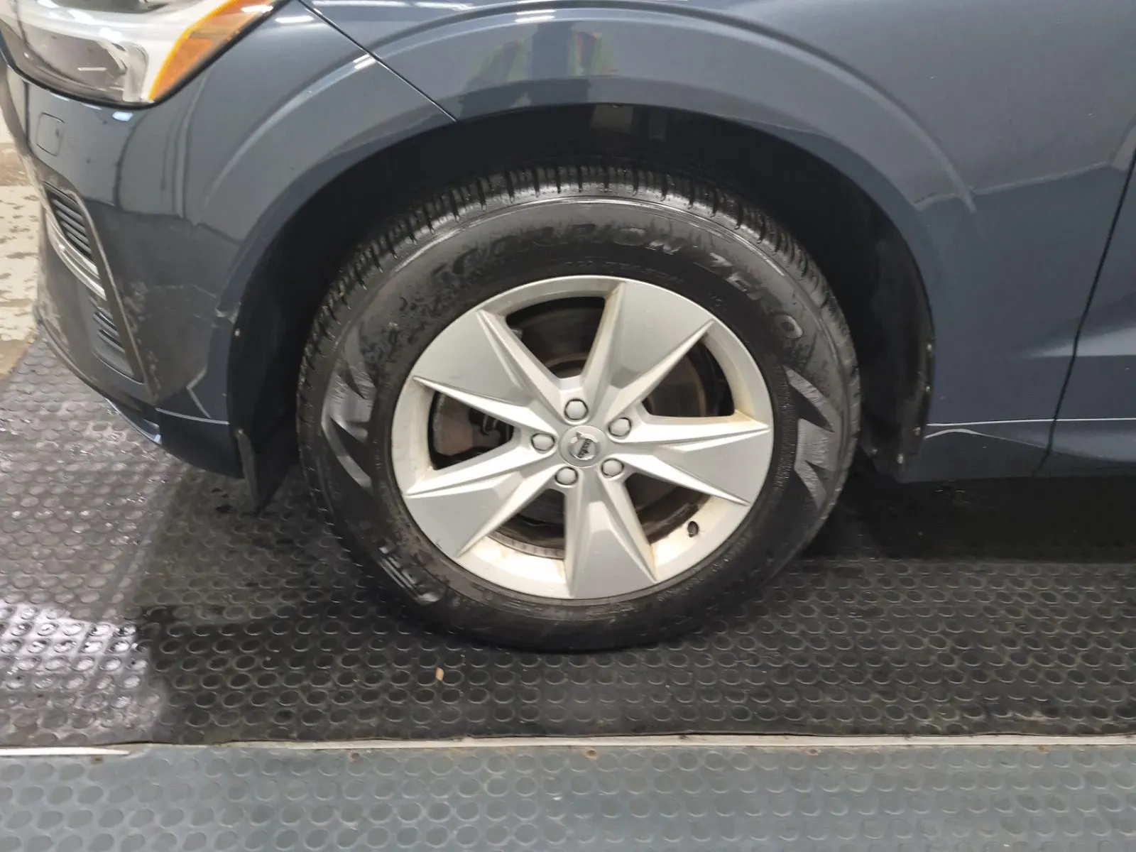 Front driver wheel/tire photo