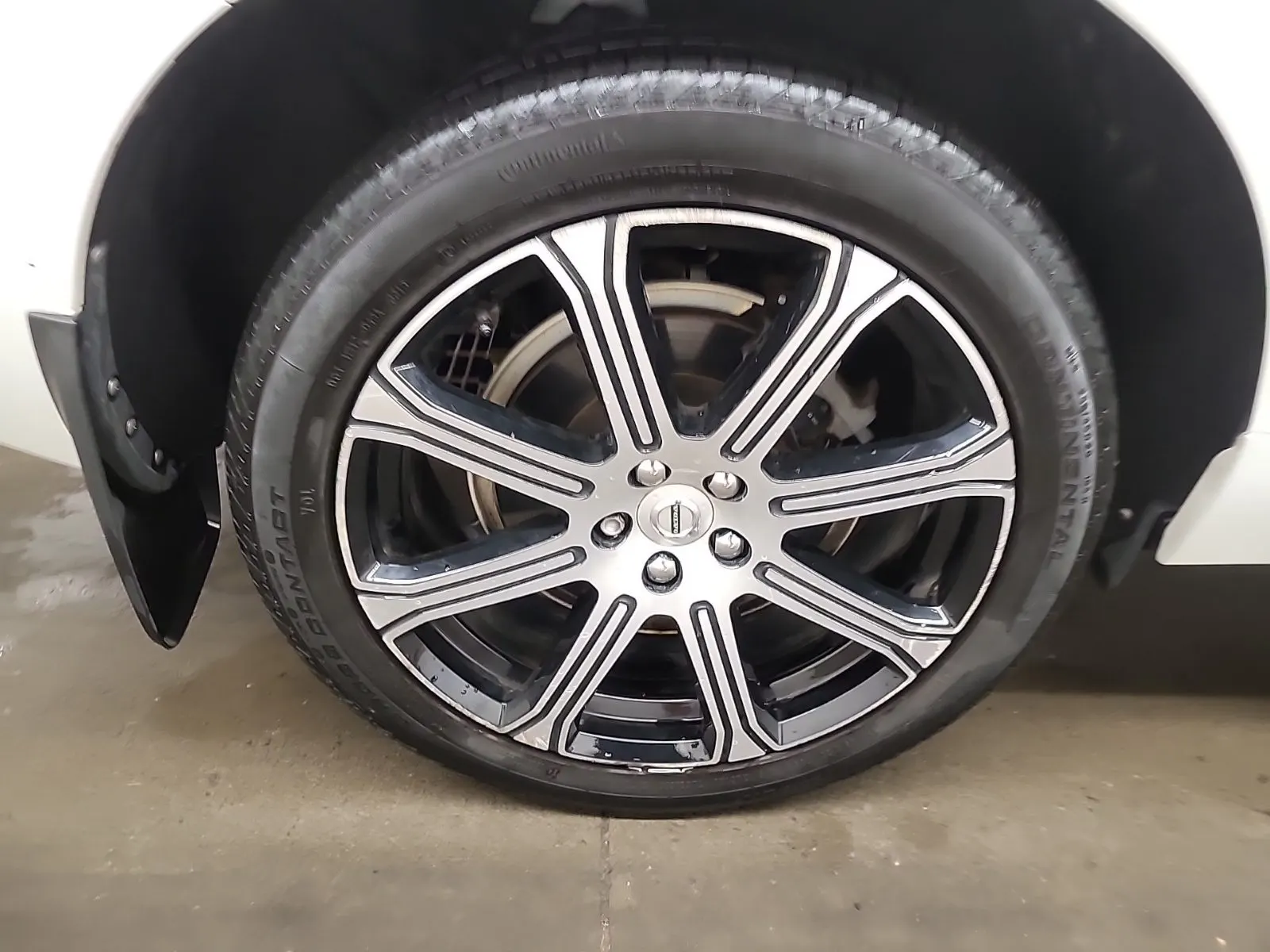 Right Rear Wheel/Tire Photo