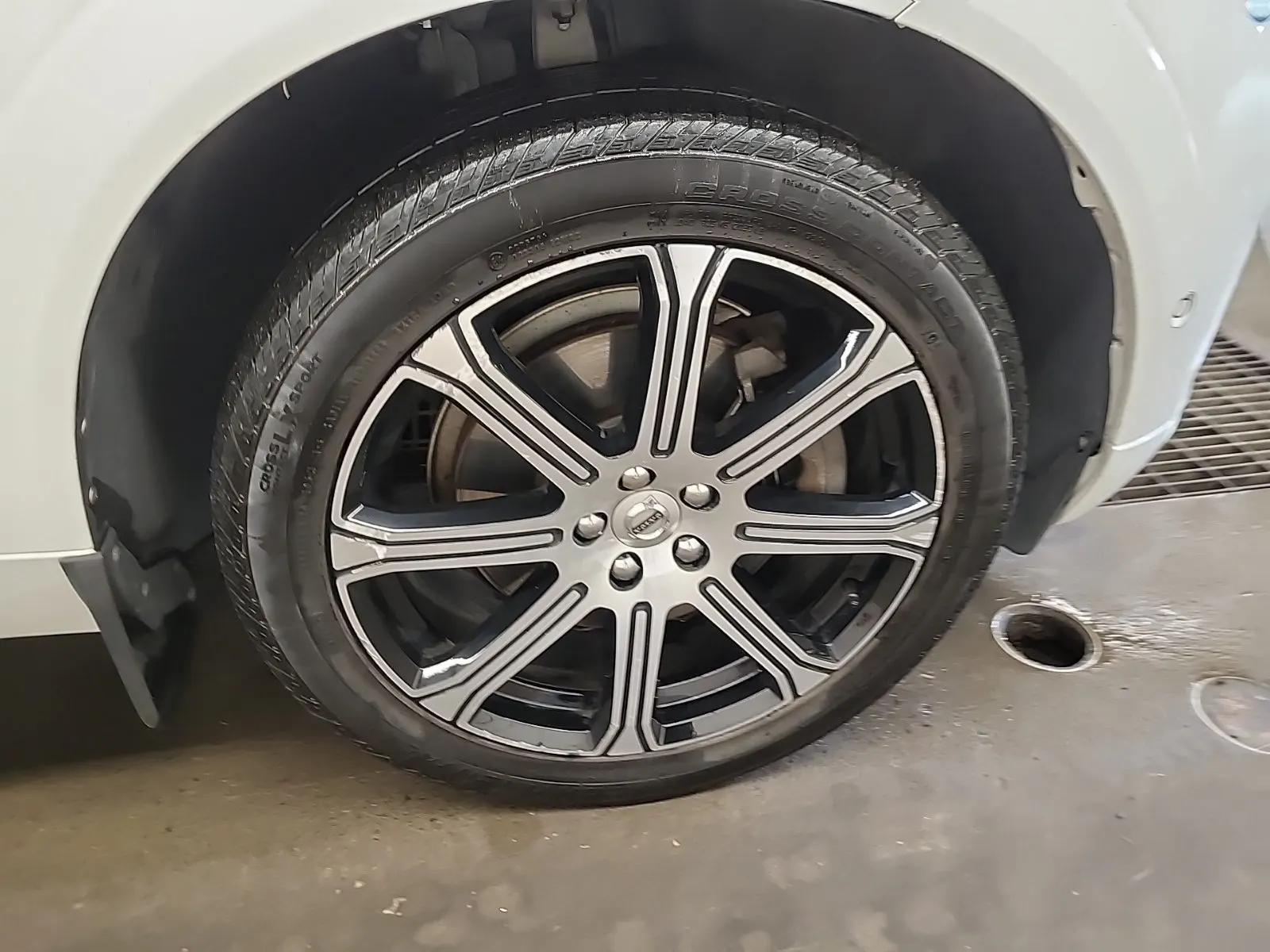 Right Front Wheel/Tire Photo