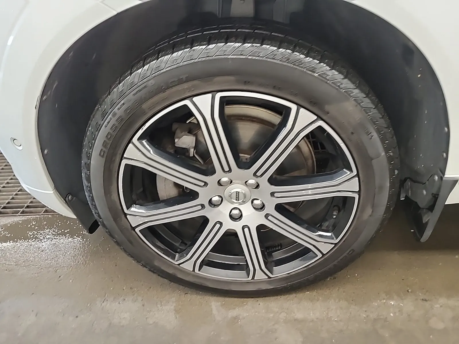 Front driver wheel/tire photo