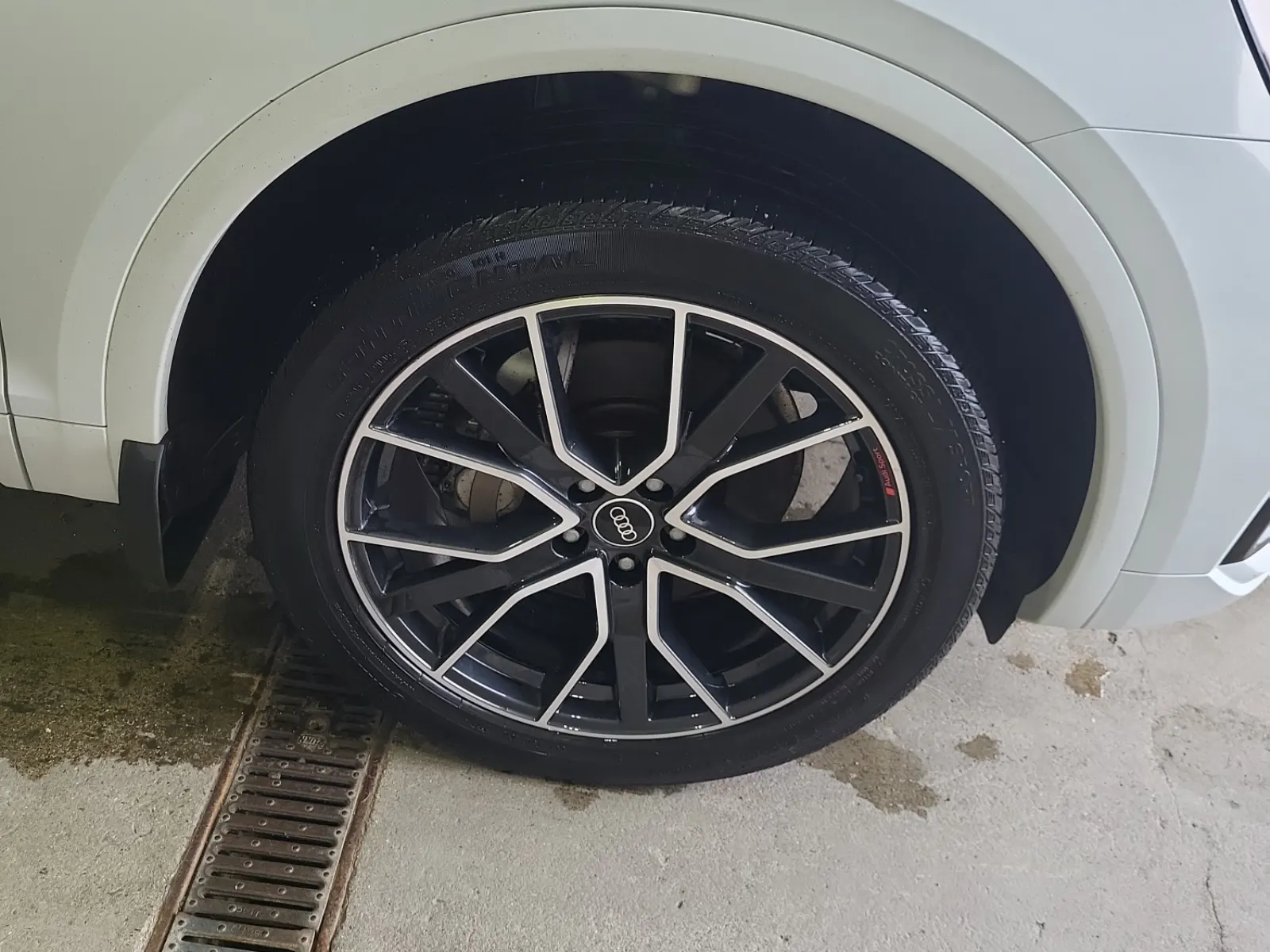 Right Front Wheel/Tire Photo