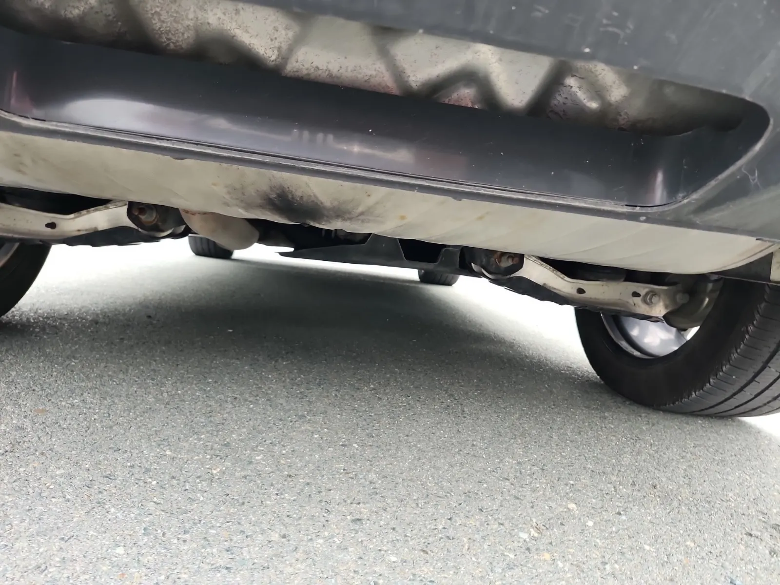 Undercarriage - Rear Photo