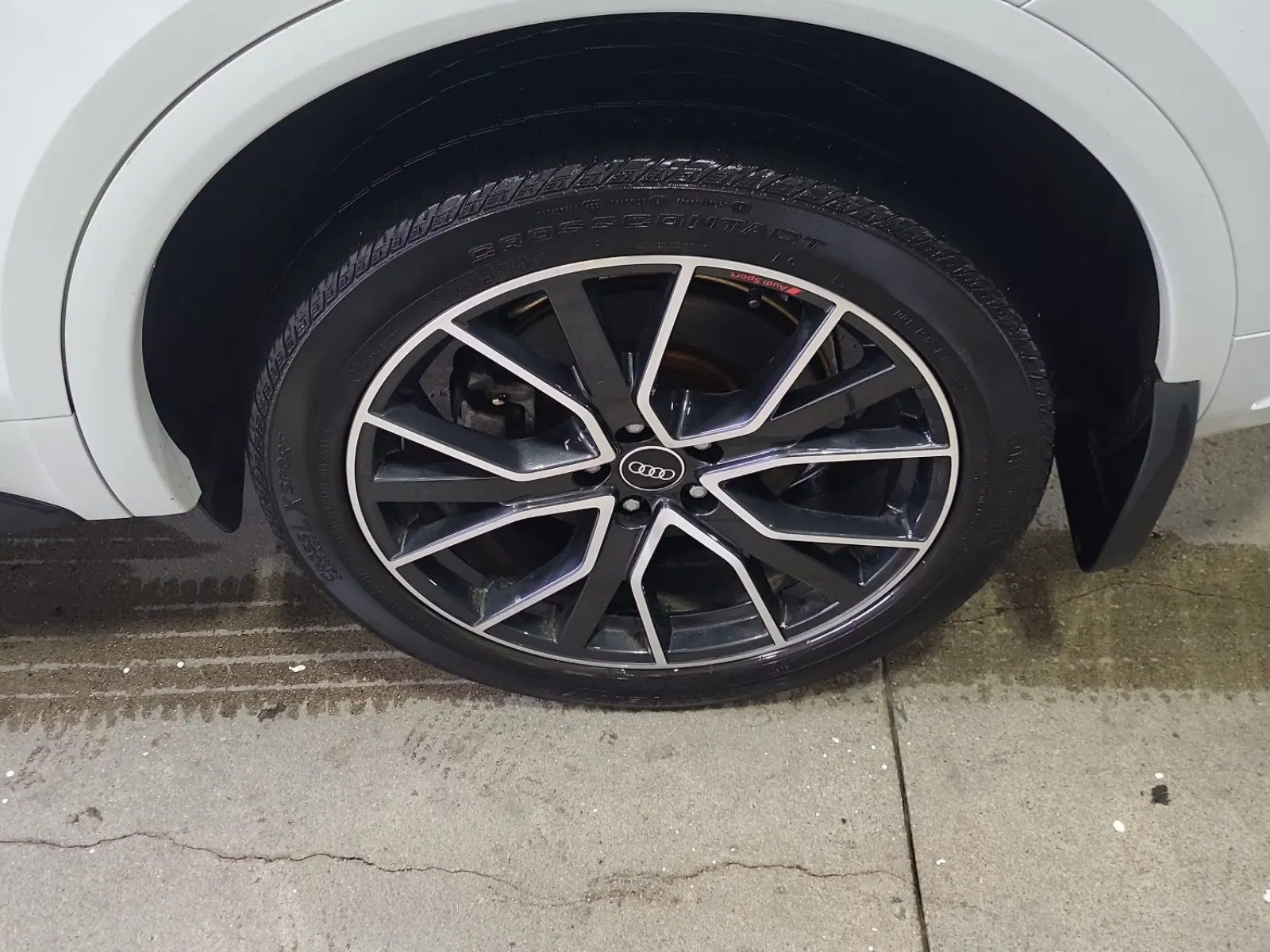 Left Rear Wheel/Tire Photo