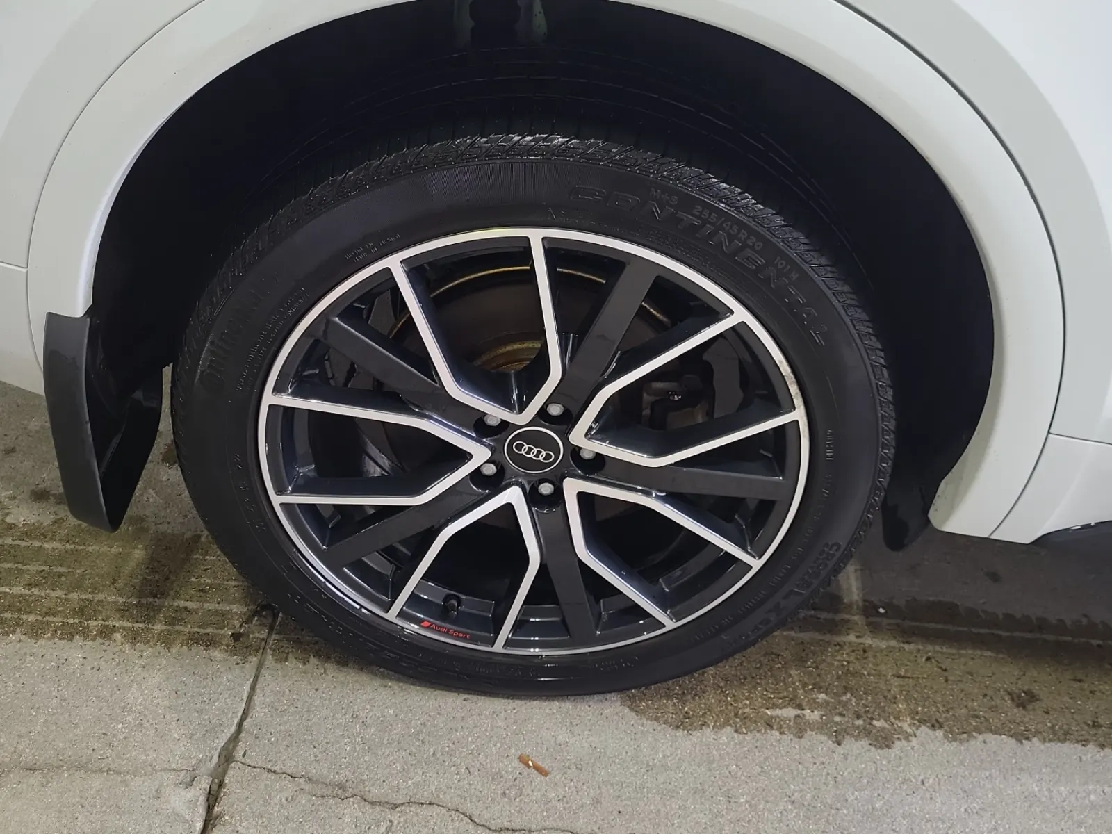 Right Rear Wheel/Tire Photo