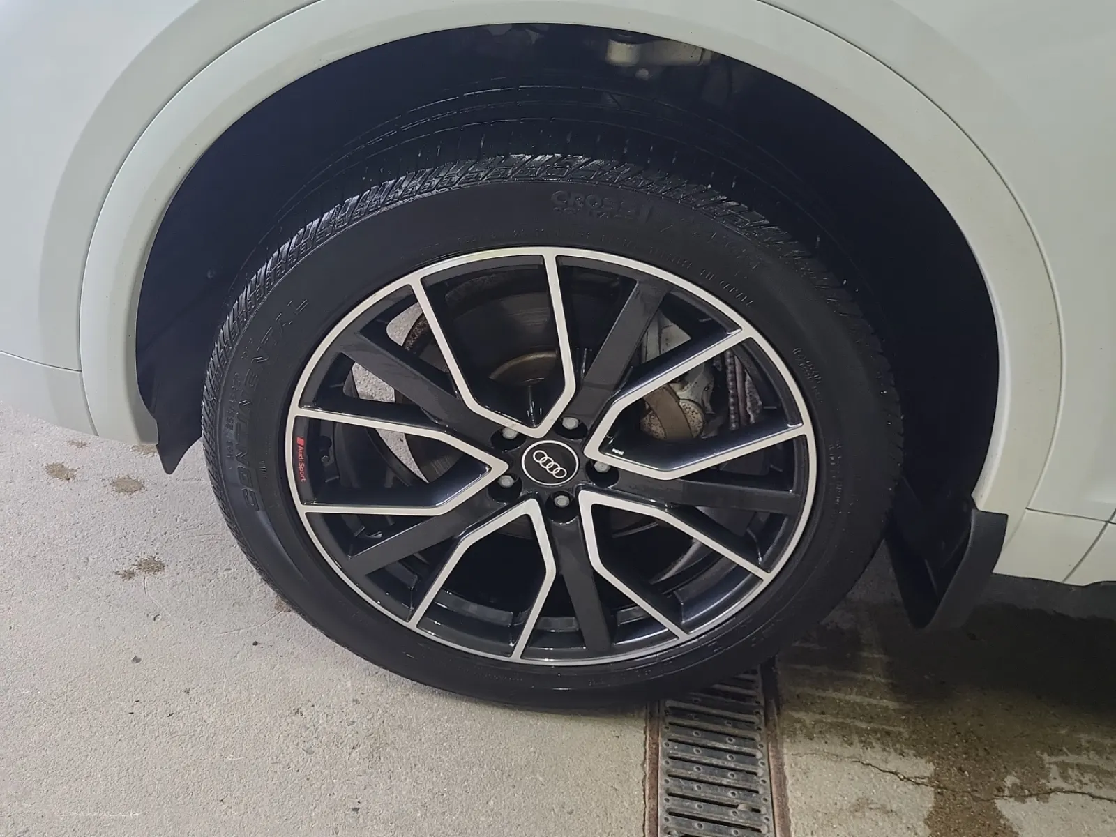 Front driver wheel/tire photo