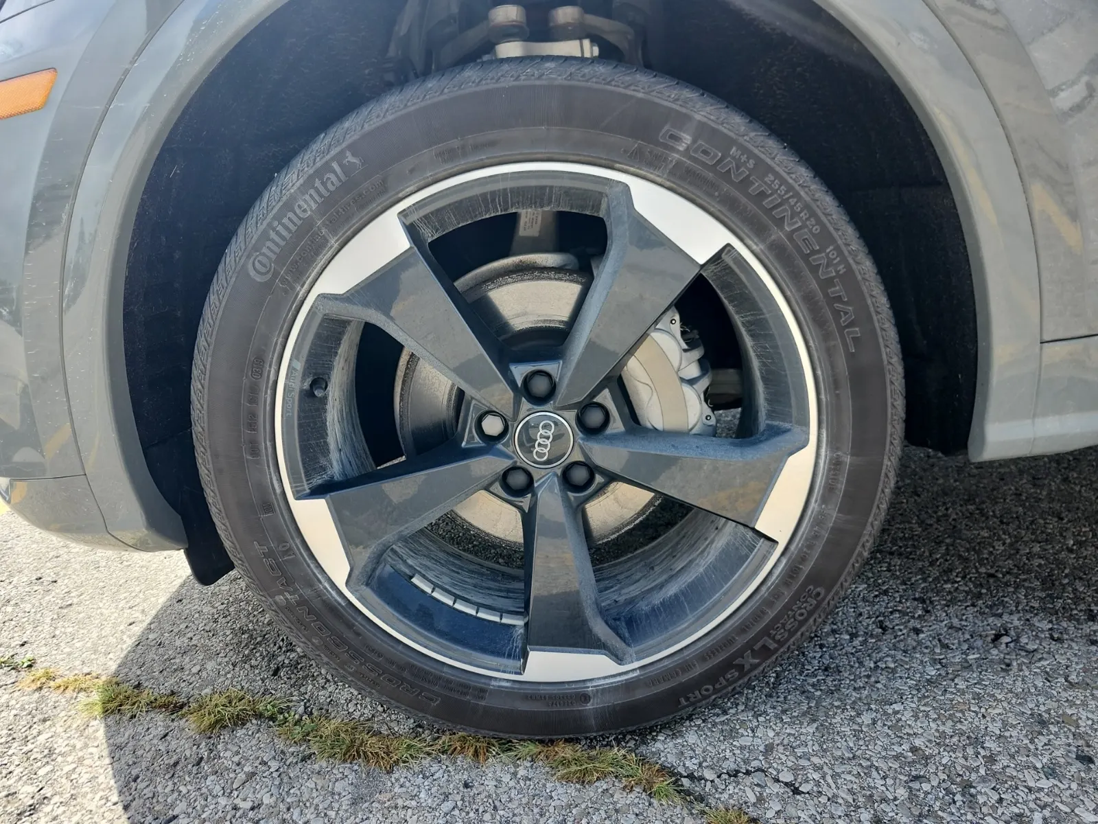 Front driver wheel/tire photo
