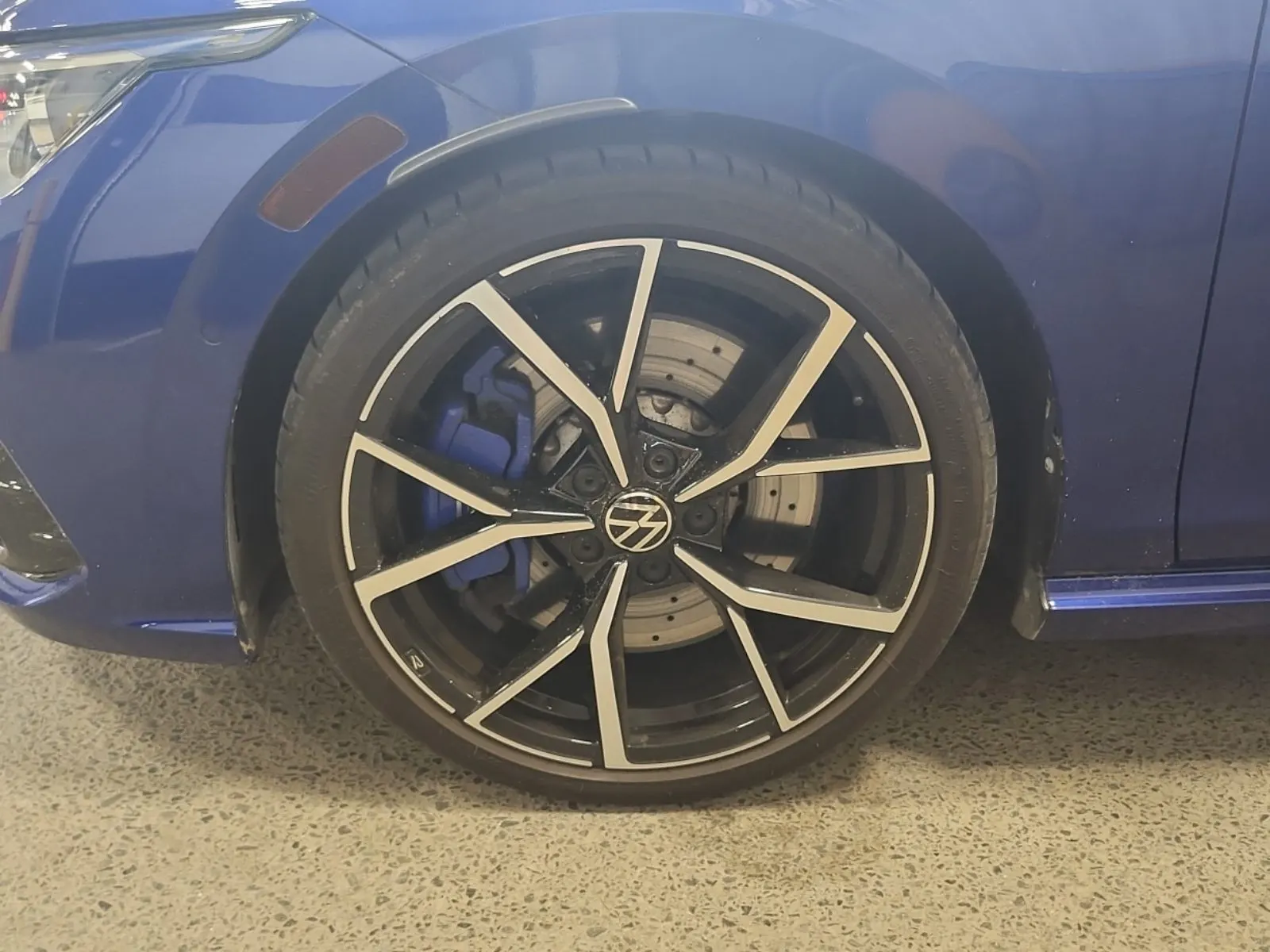 Front driver wheel/tire photo