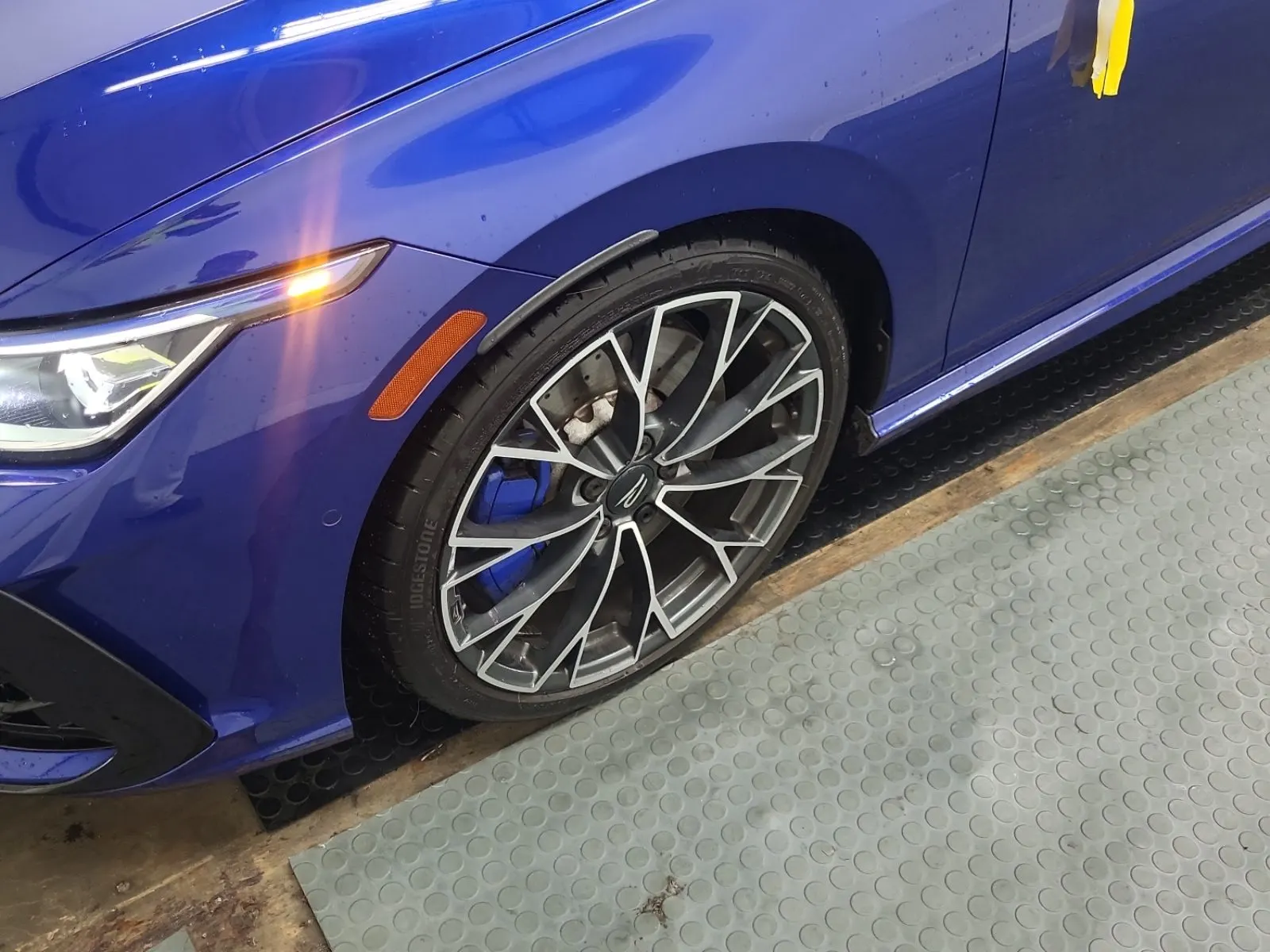 Front driver wheel/tire photo