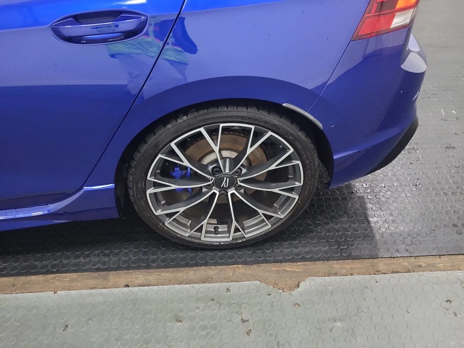 Left Rear Wheel/Tire Photo