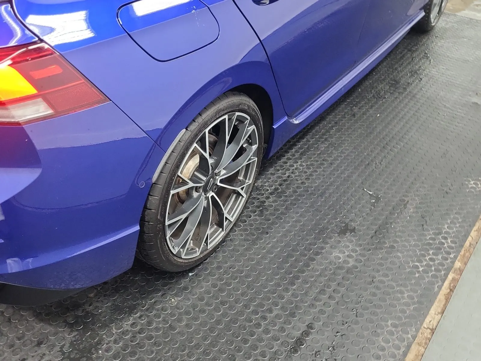 Right Rear Wheel/Tire Photo