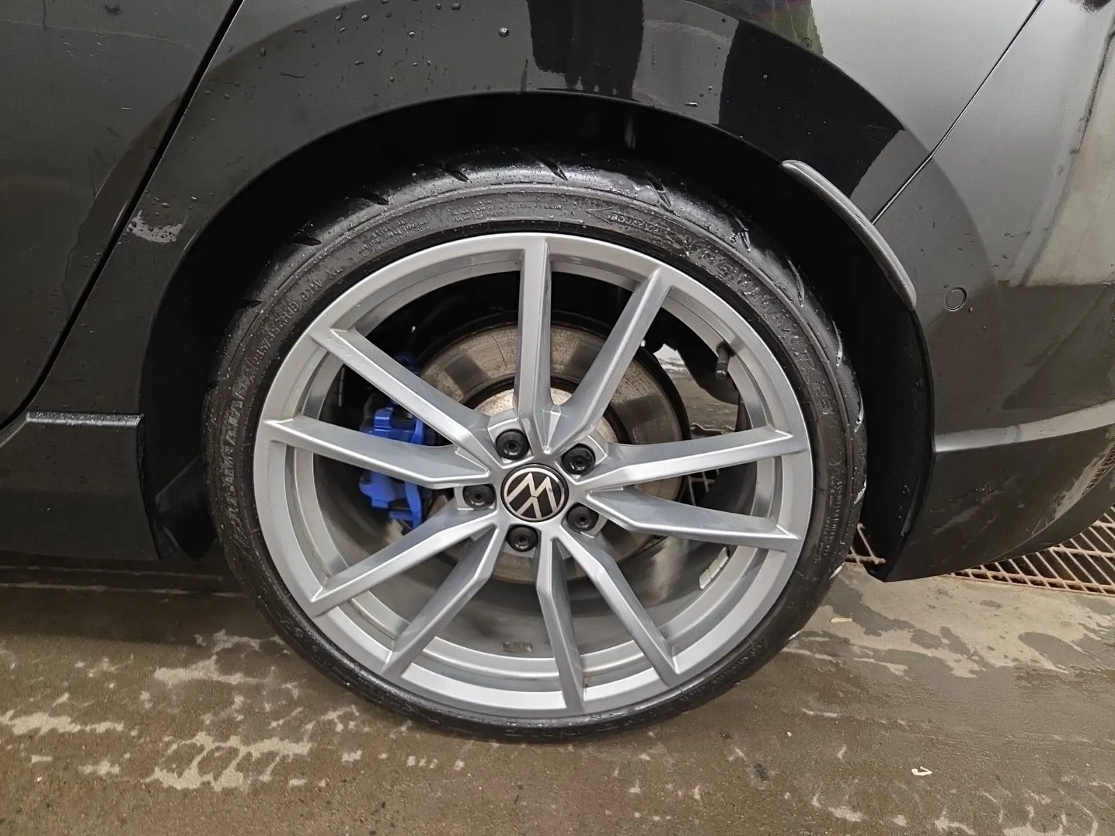 Left Rear Wheel/Tire Photo