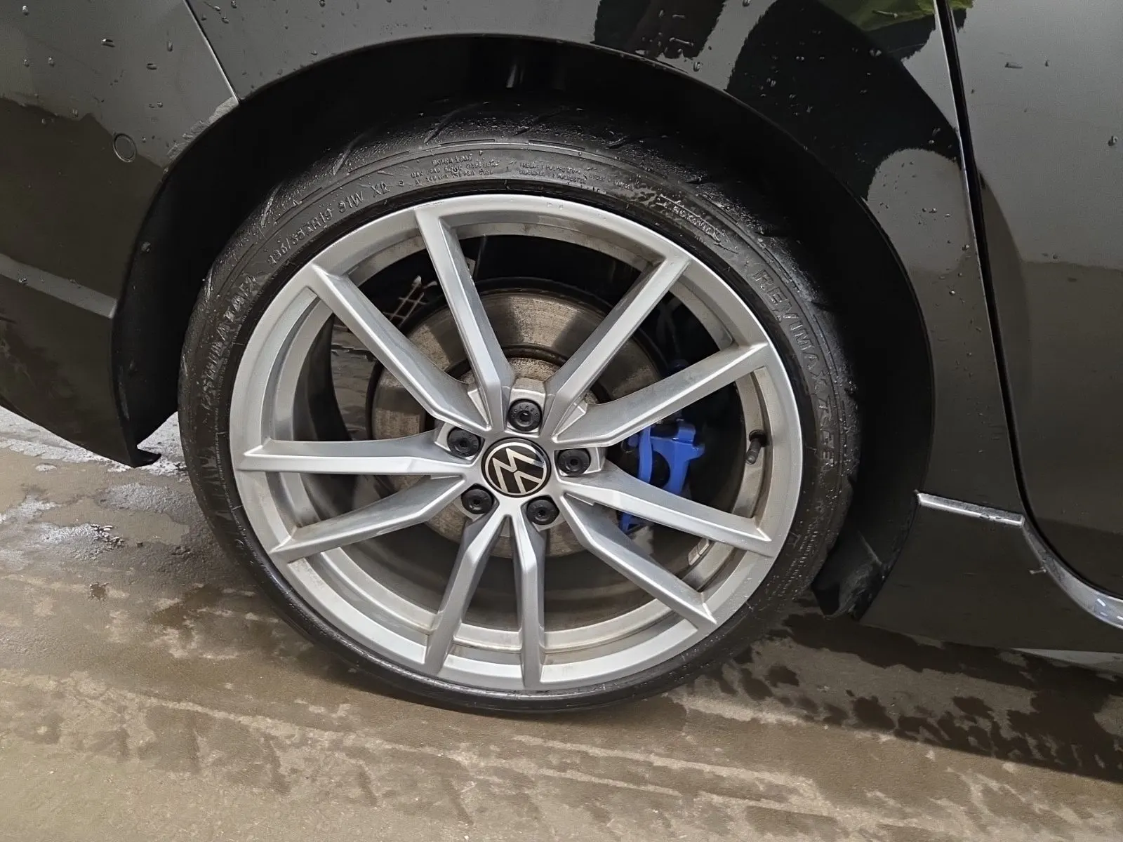 Right Rear Wheel/Tire Photo