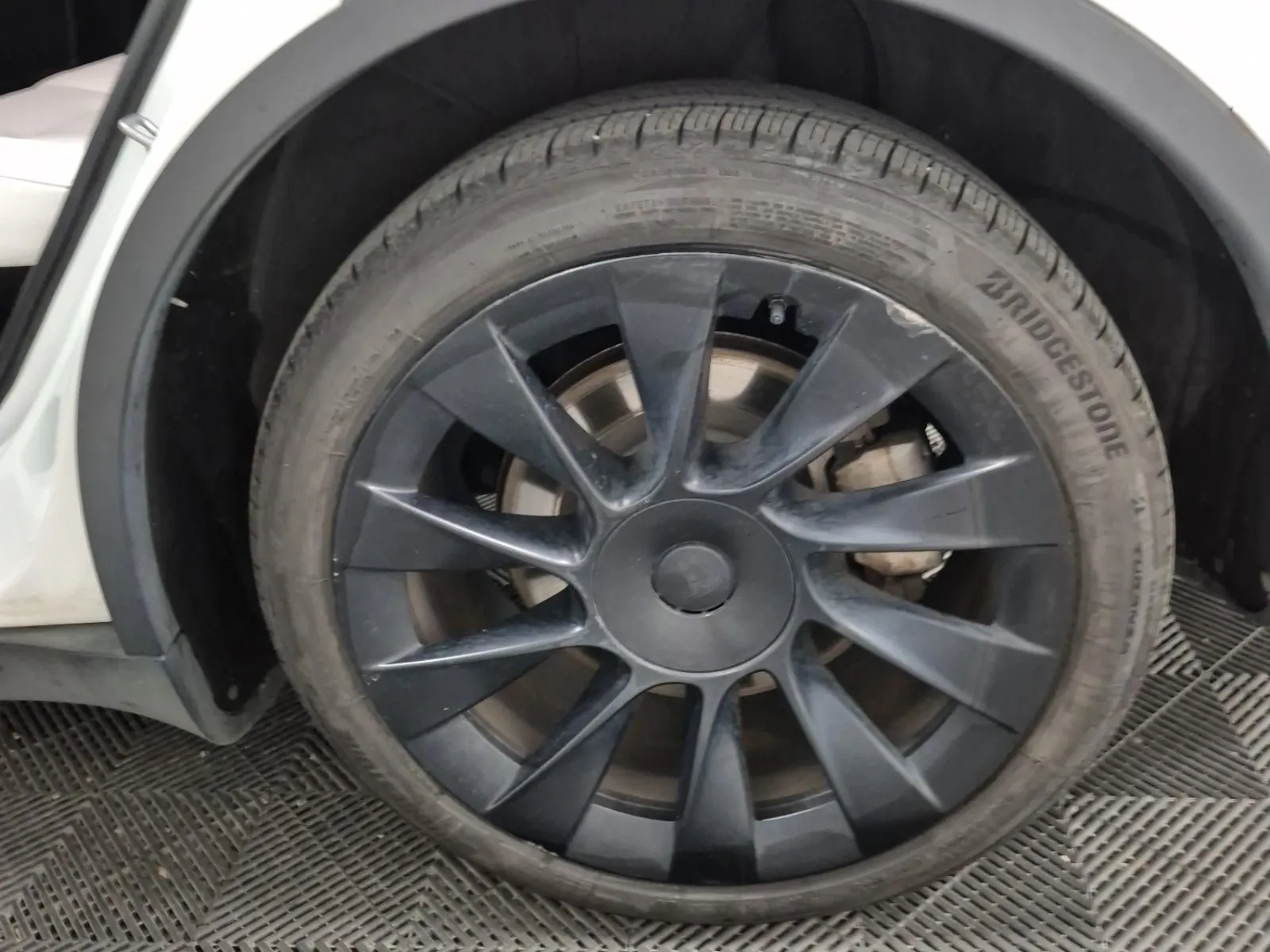 Left Rear Wheel/Tire Photo