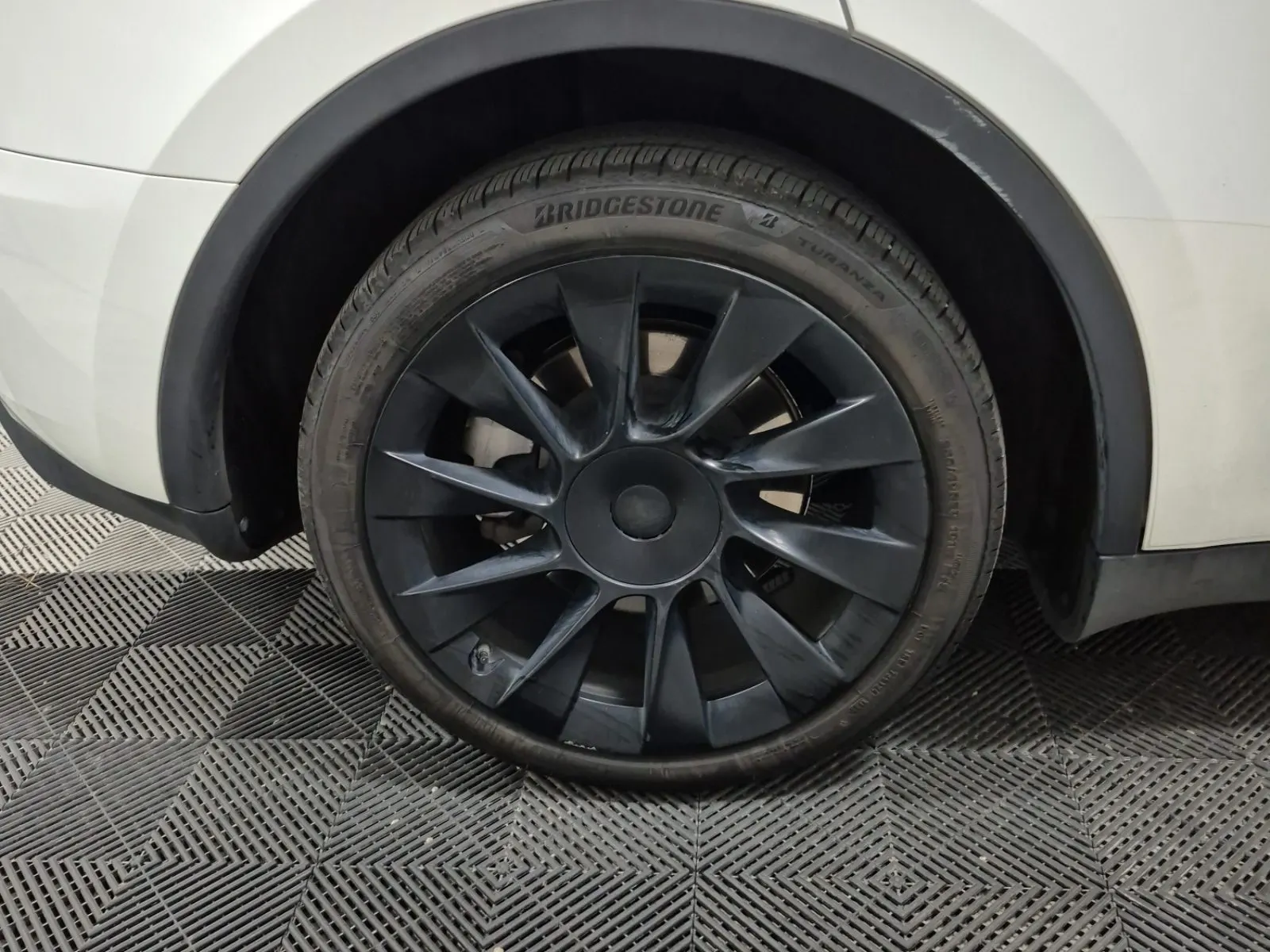 Right Rear Wheel/Tire Photo