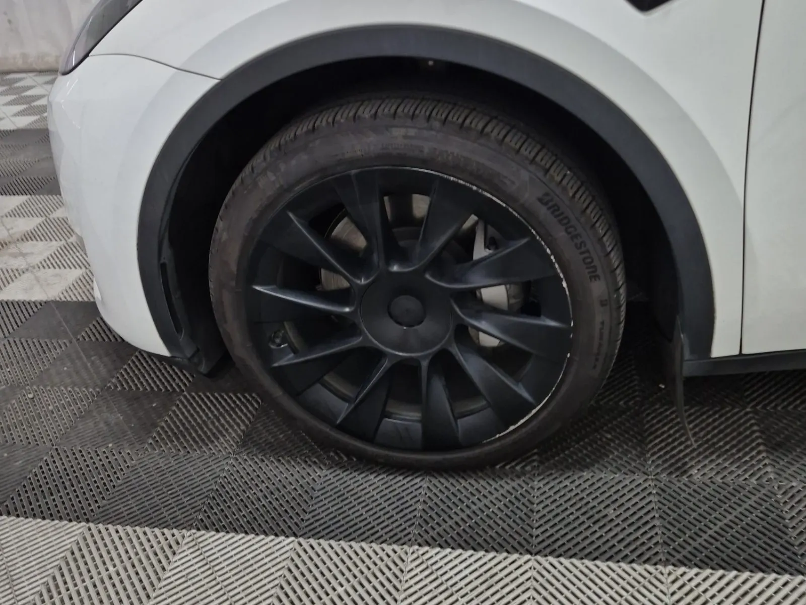 Front driver wheel/tire photo