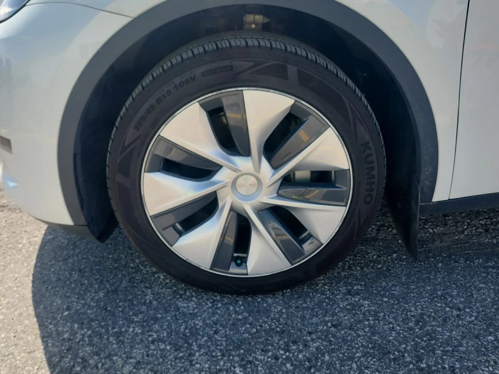 Front driver wheel/tire photo