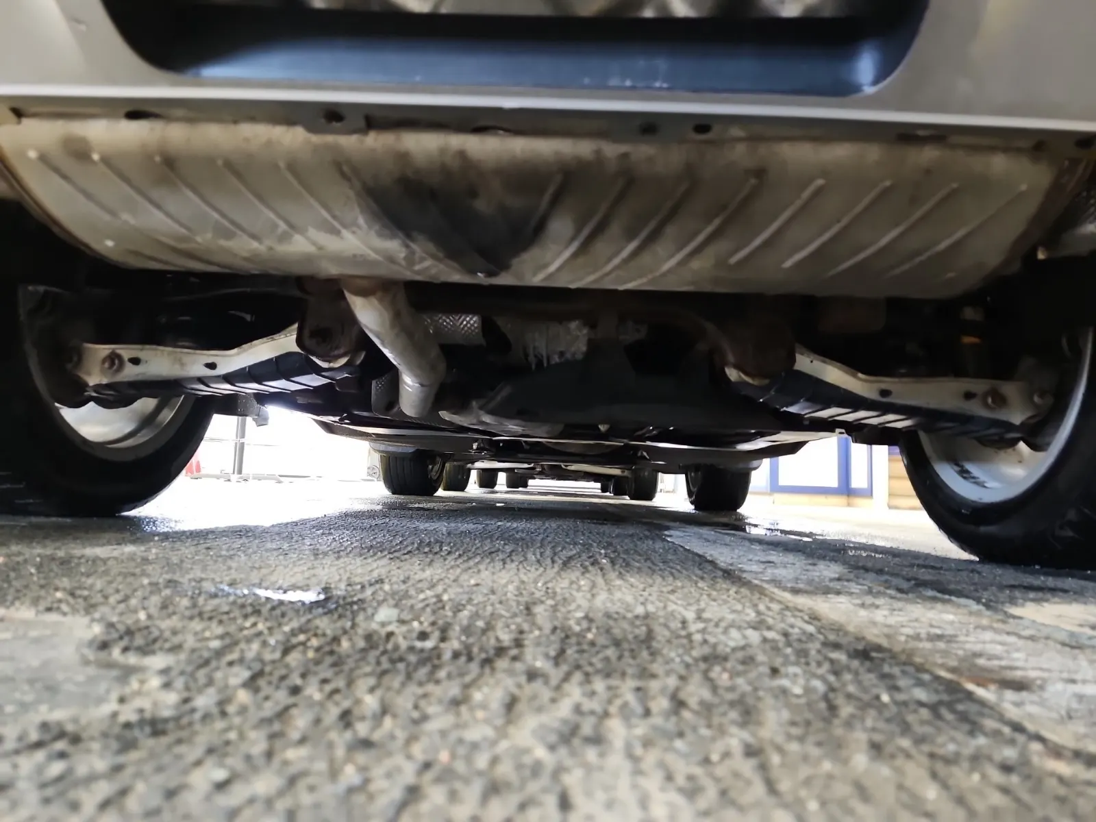 Undercarriage - Rear Photo