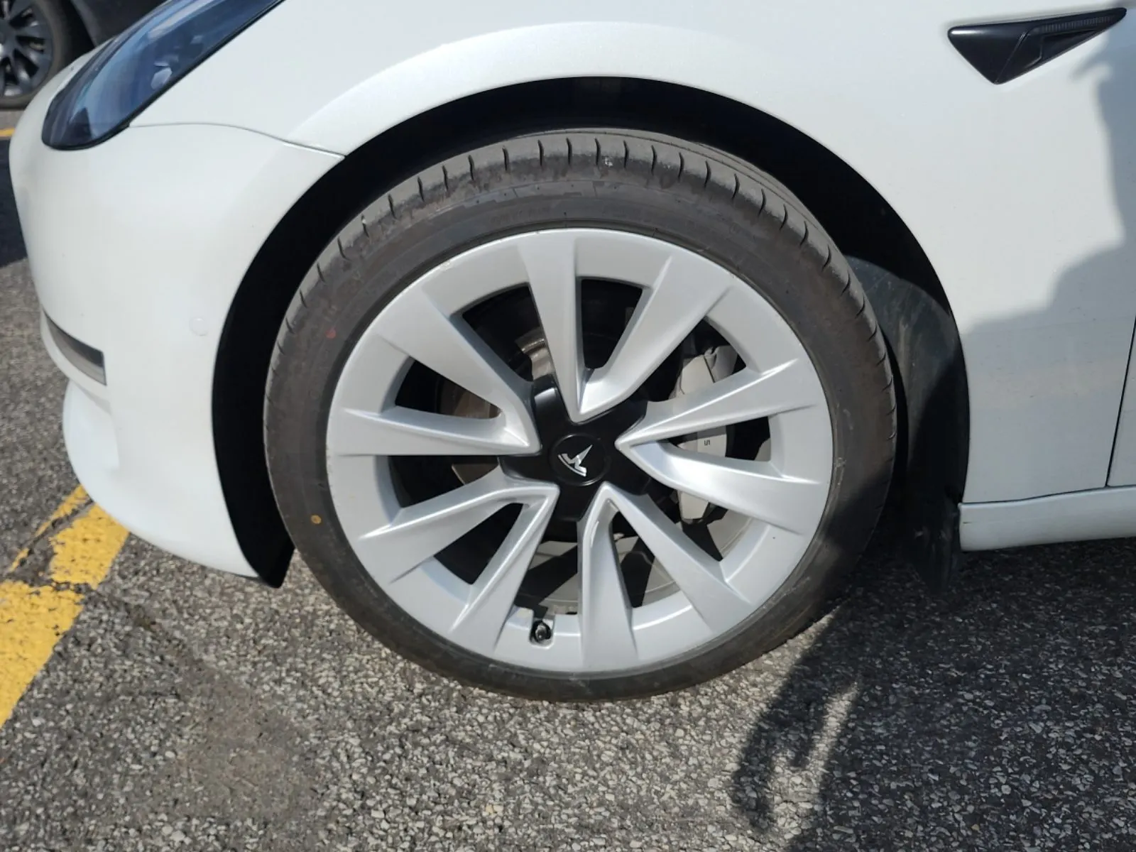 Front driver wheel/tire photo