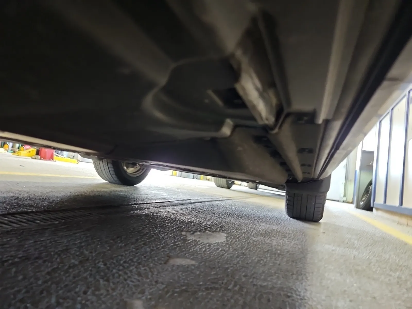 Undercarriage - Passenger Photo