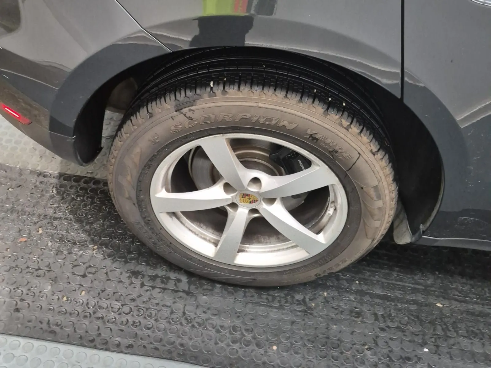 Right Rear Wheel/Tire Photo