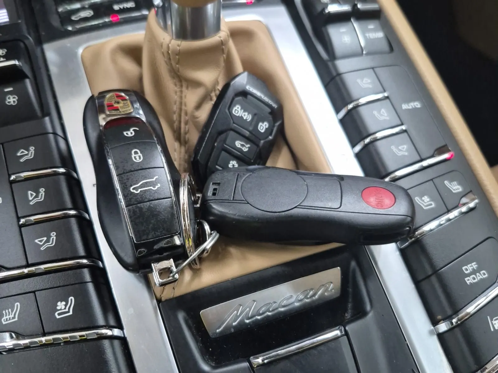 Keys/Fobs/Manual Photo