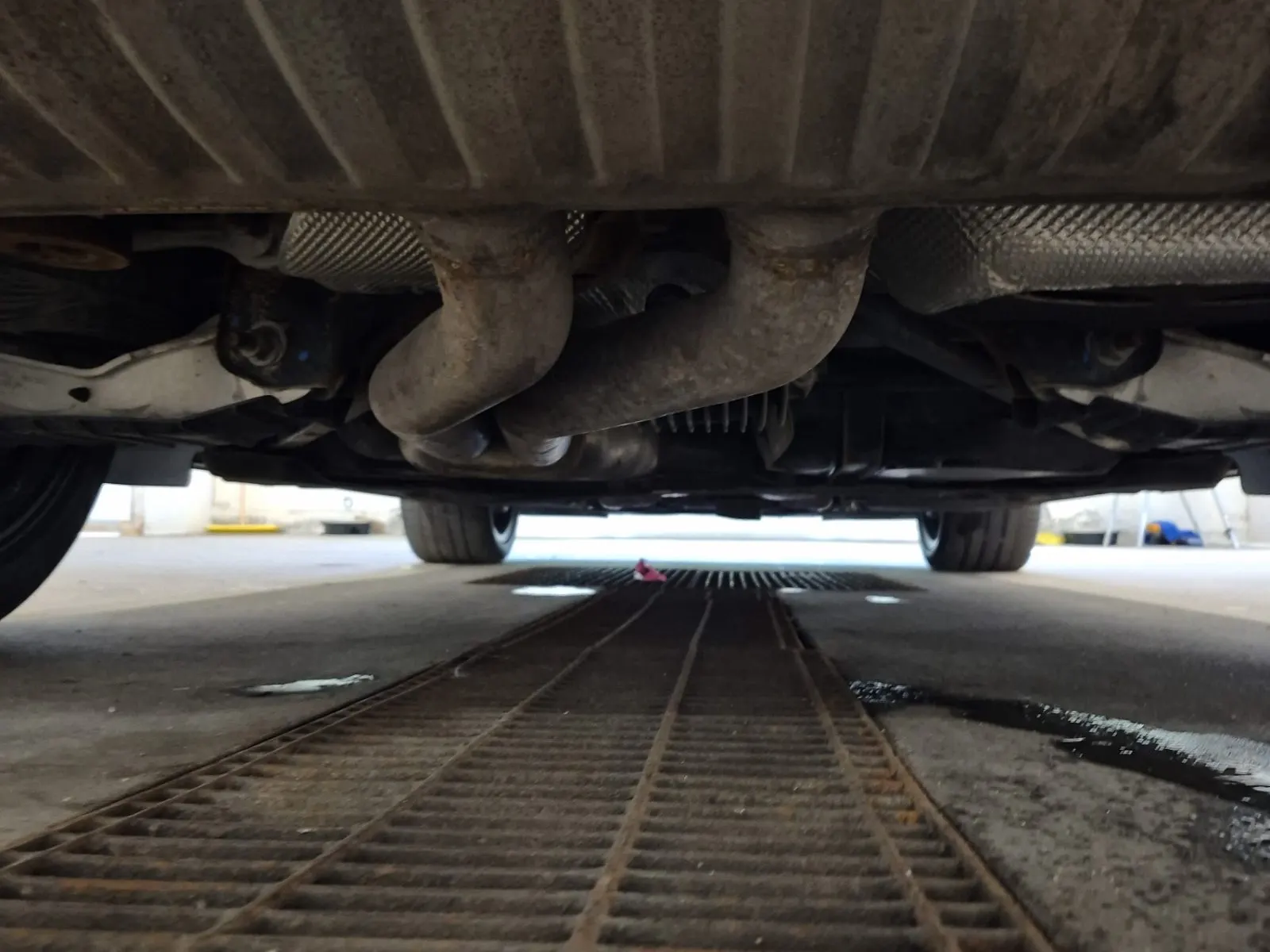Undercarriage - Rear Photo