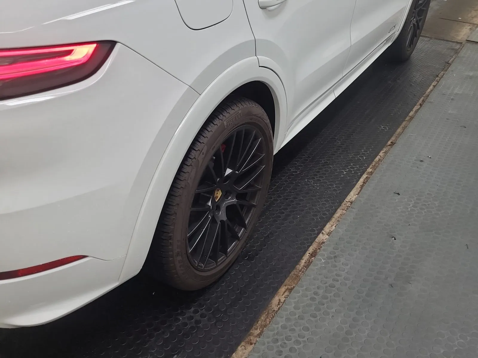Right Rear Wheel/Tire Photo