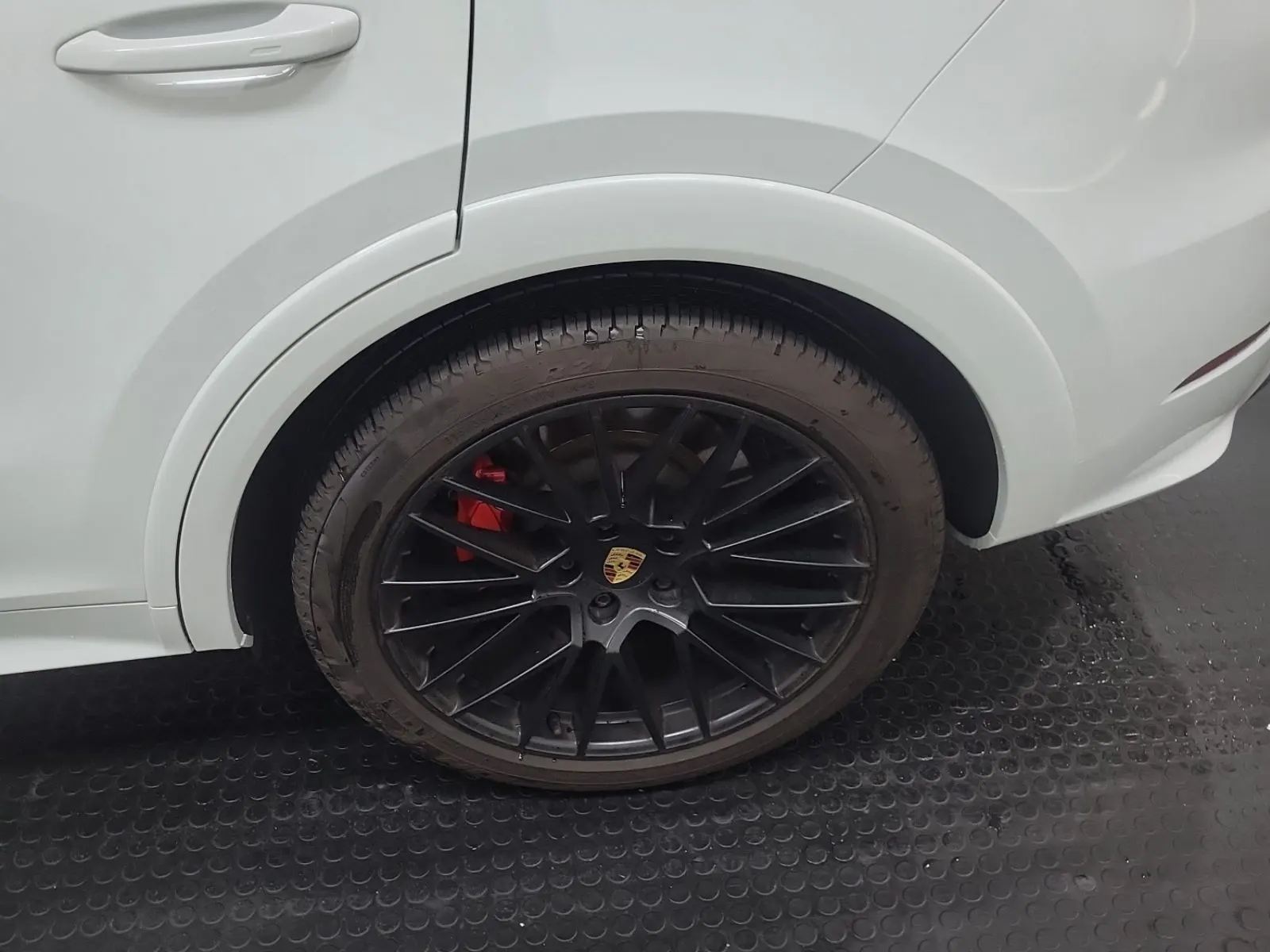 Left Rear Wheel/Tire Photo