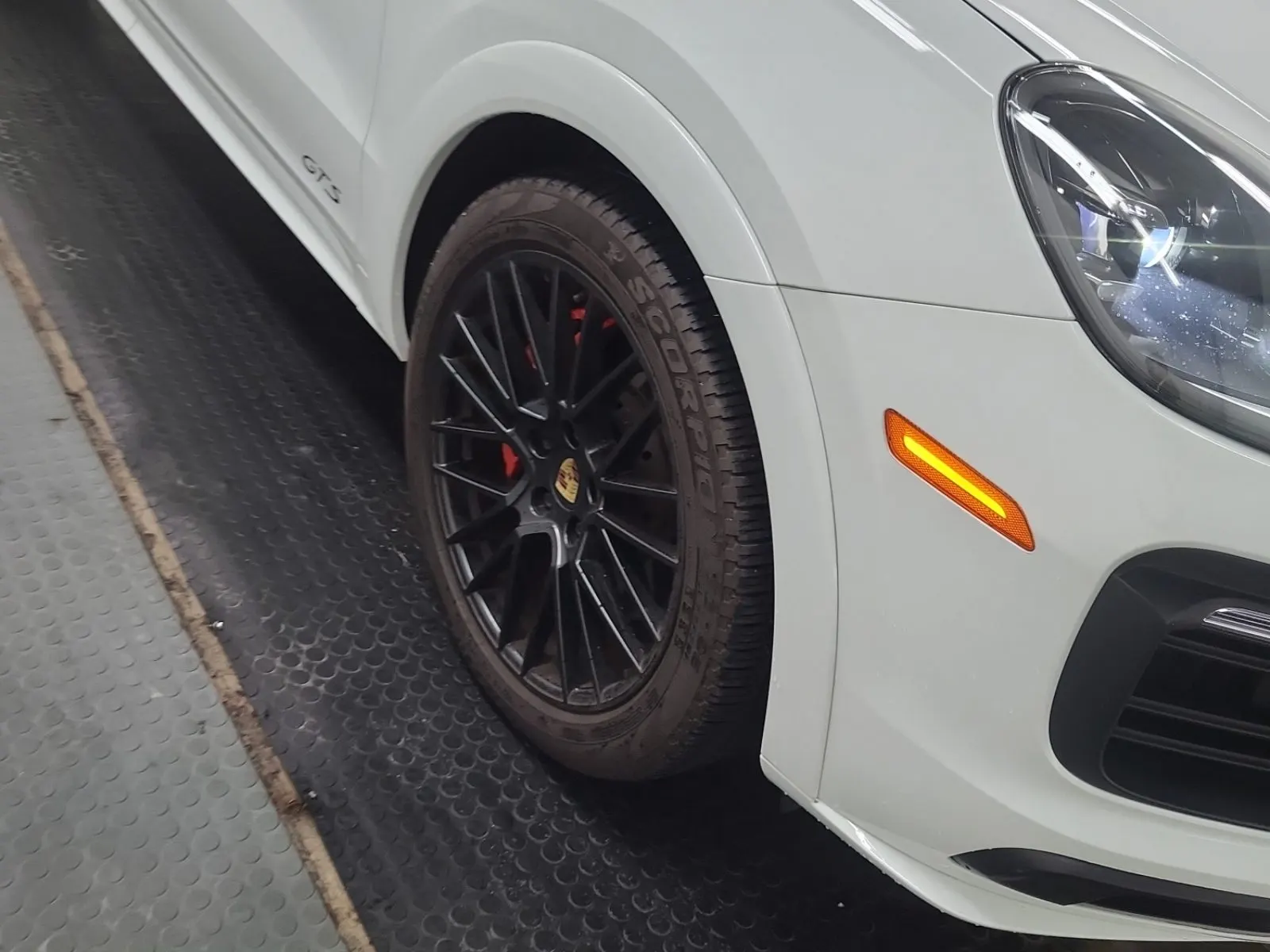 Right Front Wheel/Tire Photo