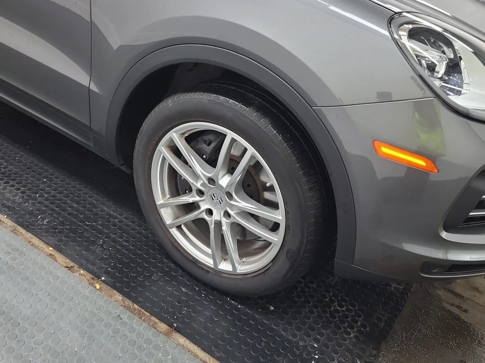 Right Front Wheel/Tire Photo