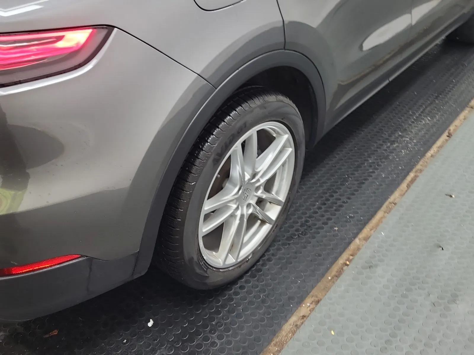 Right Rear Wheel/Tire Photo