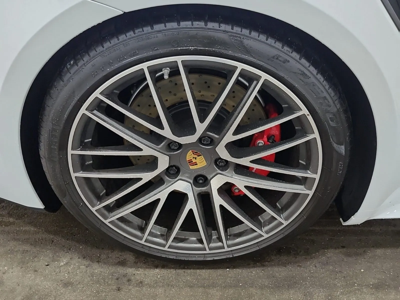 Right Rear Wheel/Tire Photo