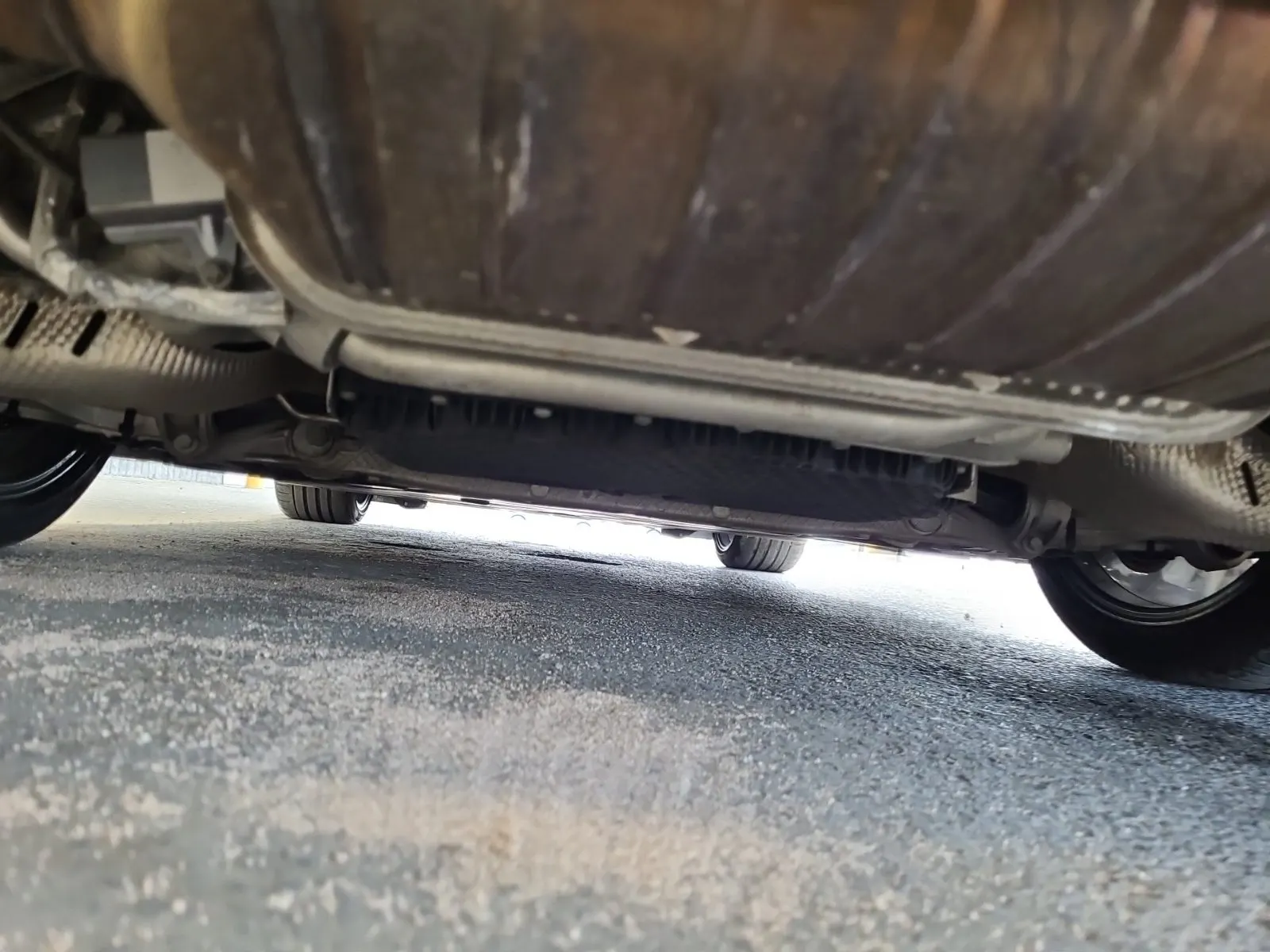 Undercarriage - Rear Photo